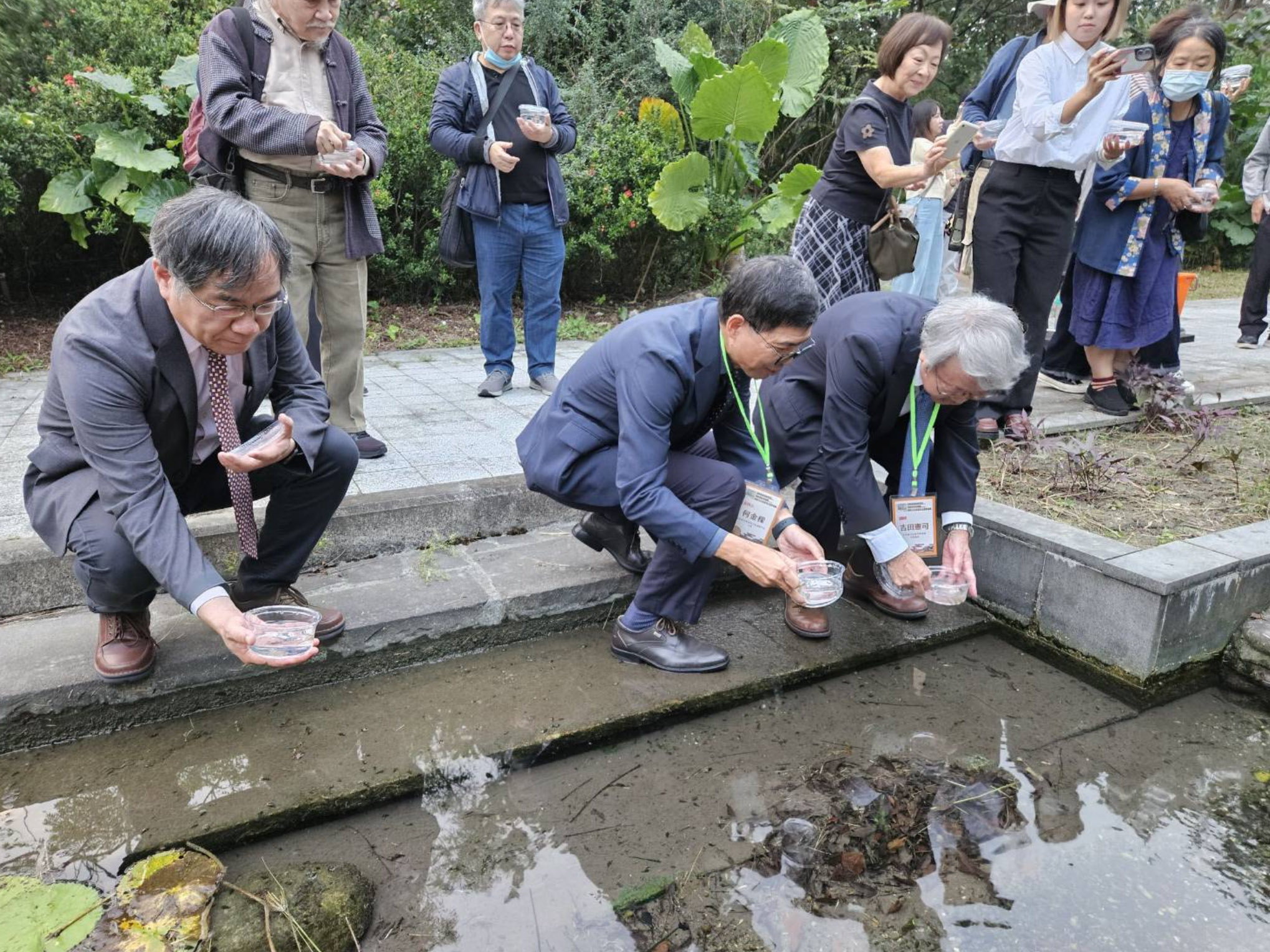 六堆慶秋收 千人食福宴 國際賓客也驚艷,「條紋小䰾」異地復育放流活動(左起台南藝術大學邱上嘉校長、客發中心何金樑主任、吉田憲司名譽教授)