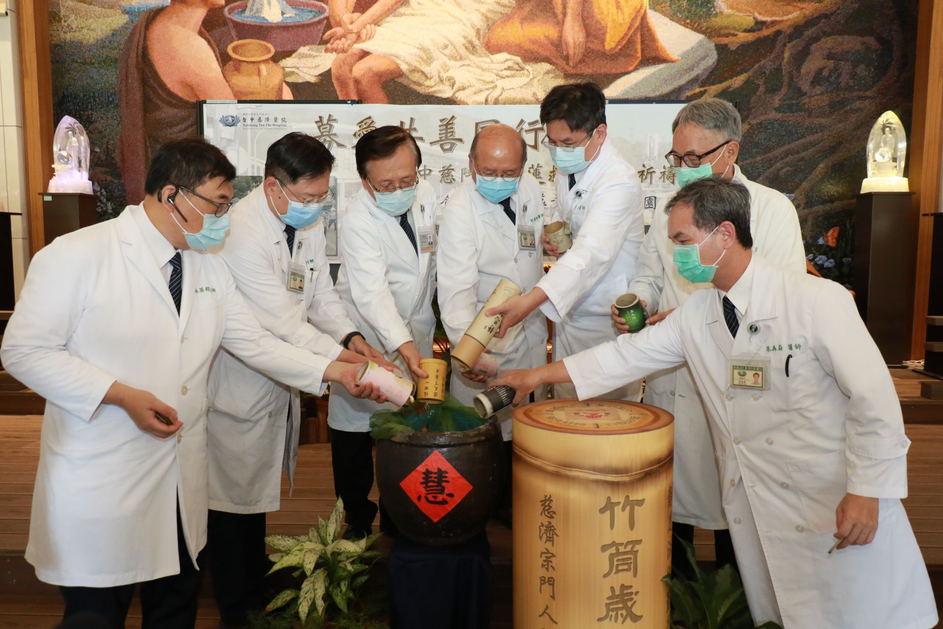 台中慈濟醫院響應花蓮光復鄉救援,發起募心募愛活動,由院長室主管率先投下竹筒撲滿。