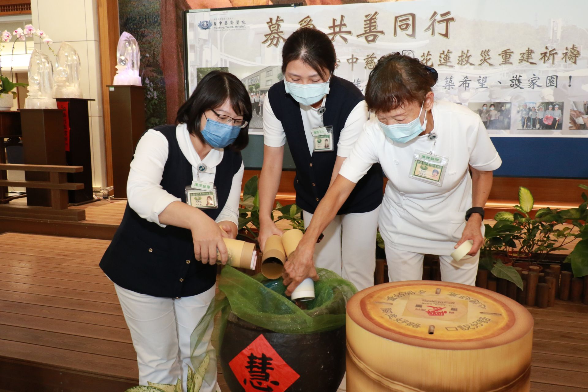 護理部顧問張梅芳(右)回憶,當屋主得知自己已年逾七十歲仍投入清掃,感動落淚地擁抱他。
