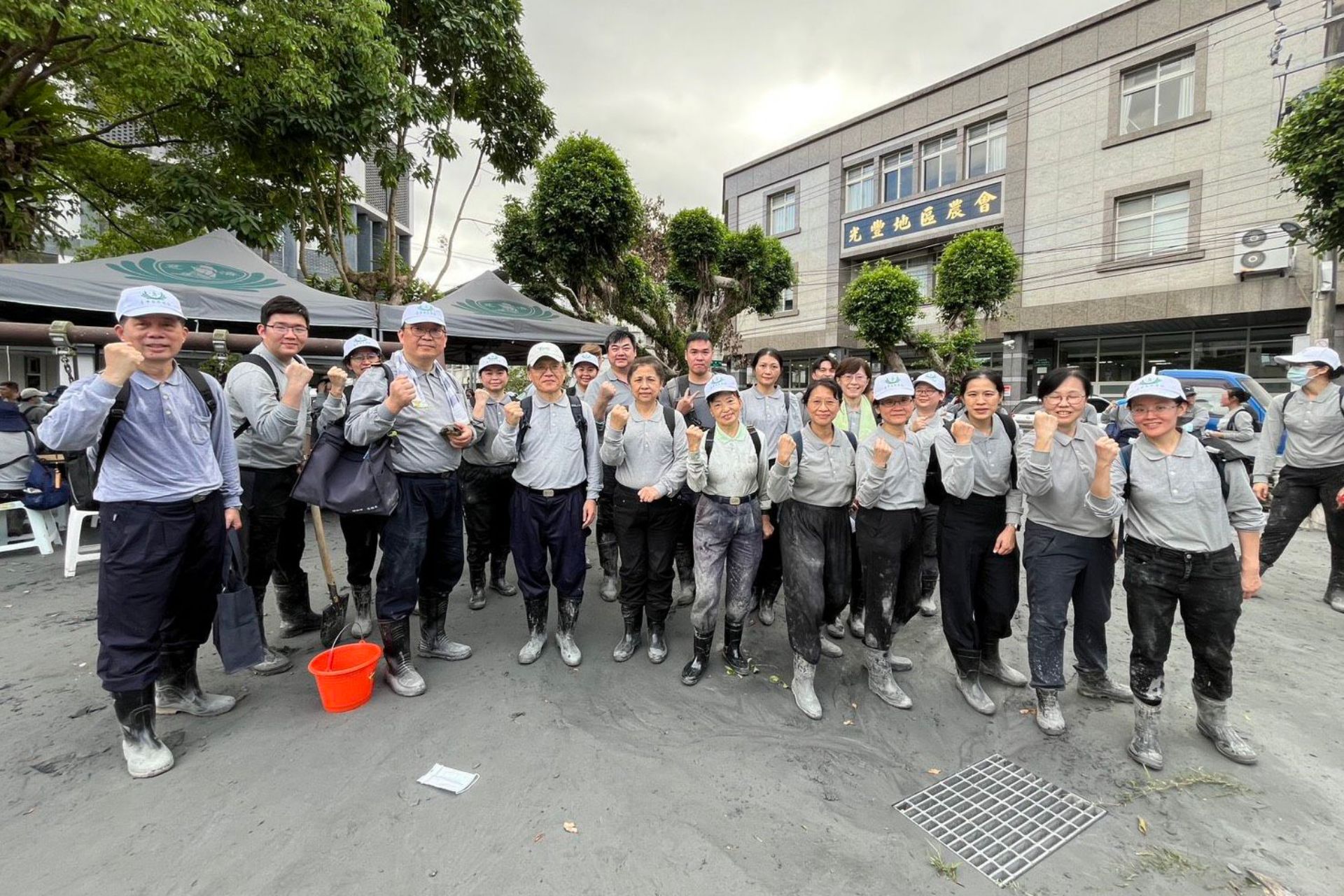 台中慈濟醫院團隊在災後第一時間發揮專業,除提供急需醫療服務外,更與志工並肩協助清理淤泥。