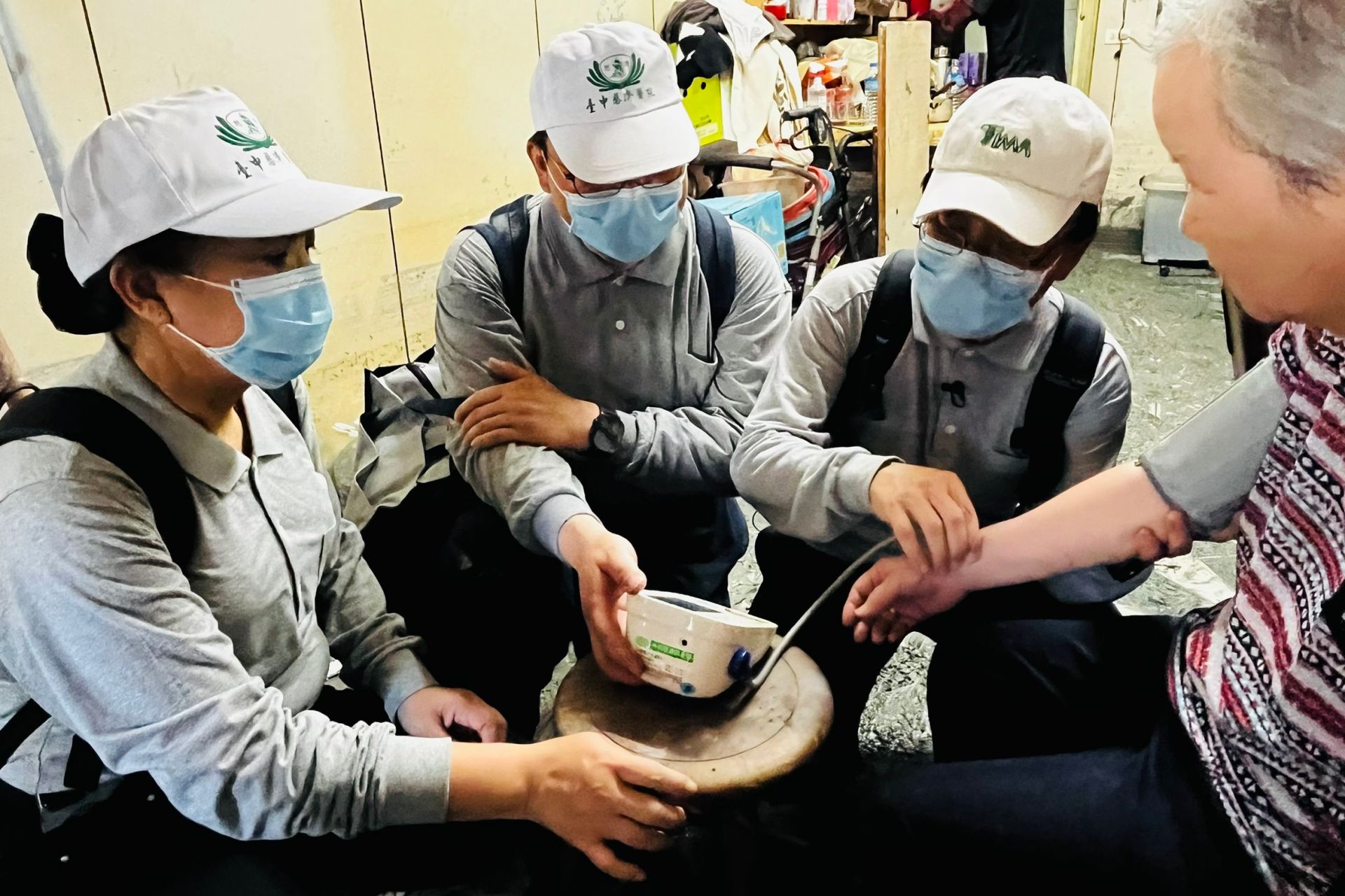 台中慈濟醫院團隊在災後第一時間發揮專業,簡守信院長(左三)、莊淑婷副院長(左一)、林英超醫秘(左二)為鄉親提供醫療服務。