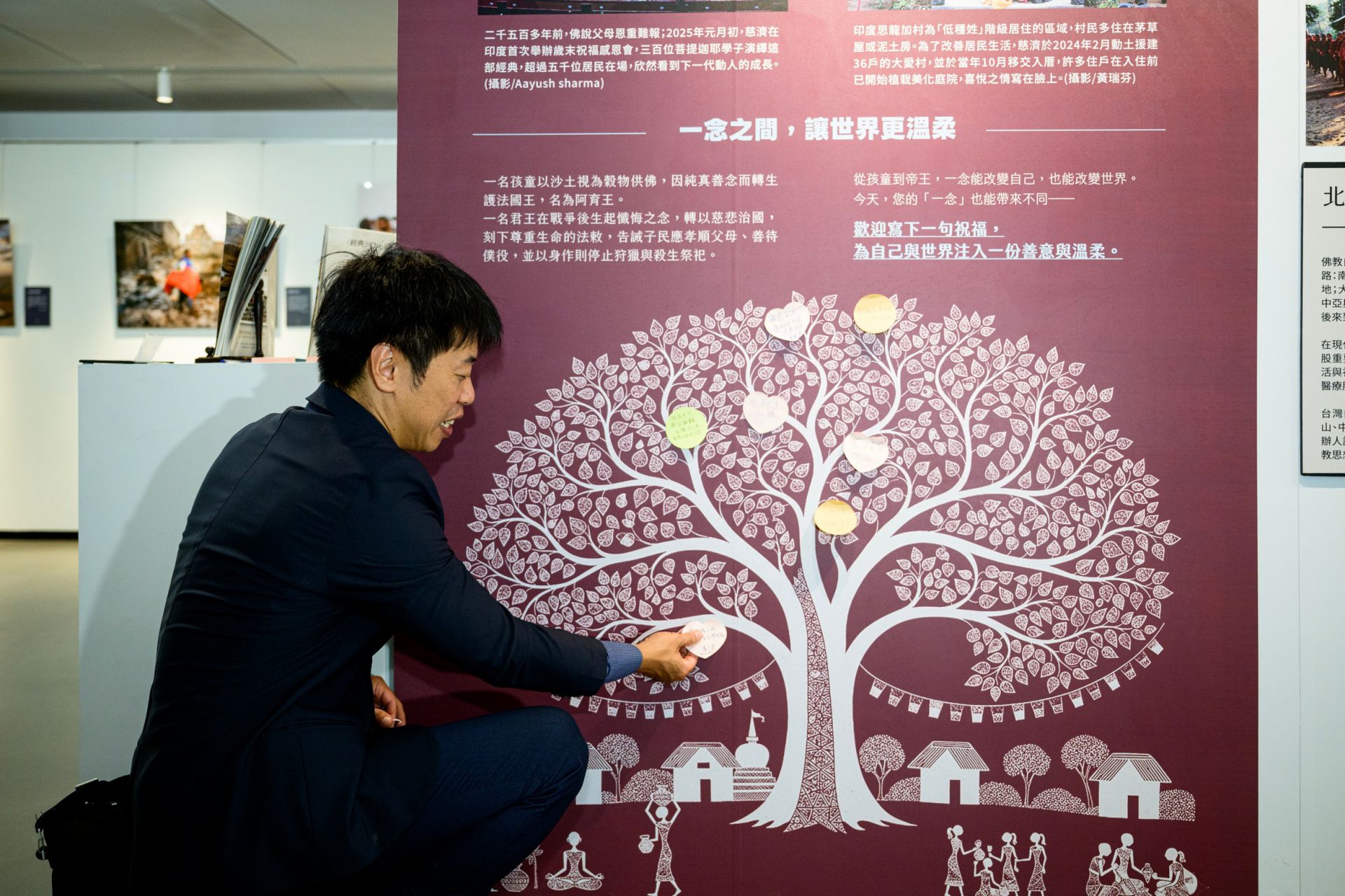 基隆市議員張之豪深耕在地,特別在百忙中蒞臨展場,並寫下「願這塊土地平安,為台灣祈福」的心願。