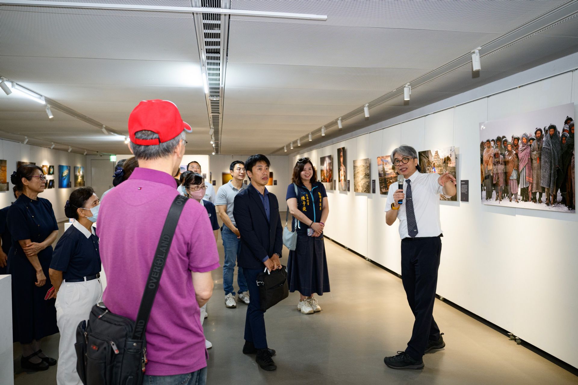 《經典》雜誌總編輯王志宏於開幕式結束後現場導覽,介紹展區內容。