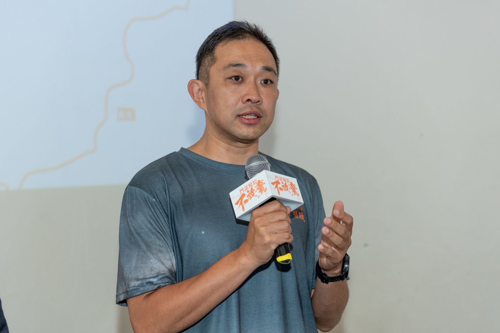 門諾醫院發展部連竟堯主任透過數據揭示偏鄉醫療缺口,呼籲社會各界攜手支持資源下鄉。