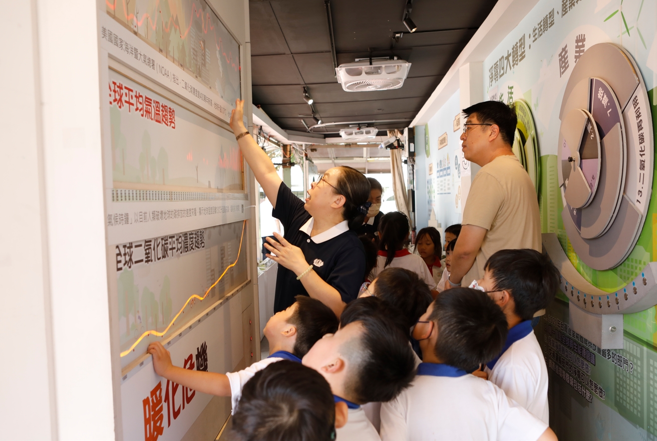 學務主任羅任鎗(右一)指出,行動教育車提供了課本以外的學習方式,讓學生透過實地操作與志工講解,更容易理解環保概念,並在心中種下愛護地球的種子。