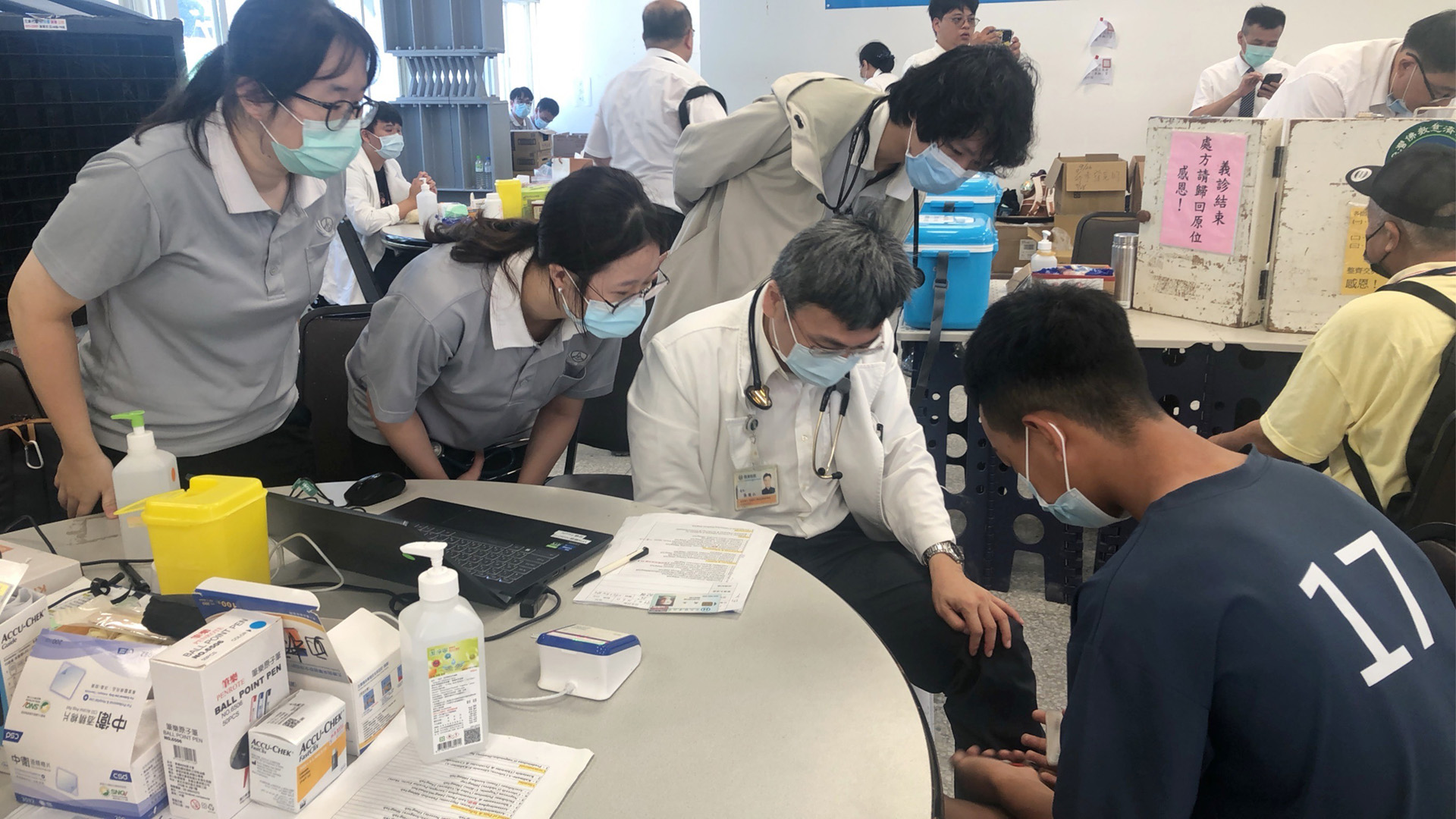 張懷仁醫師帶著慈濟大學醫學系六年級學生在光復醫療站義診,讓他回想起自己在九二一地震時,到災區義診時也是醫六的學生。
