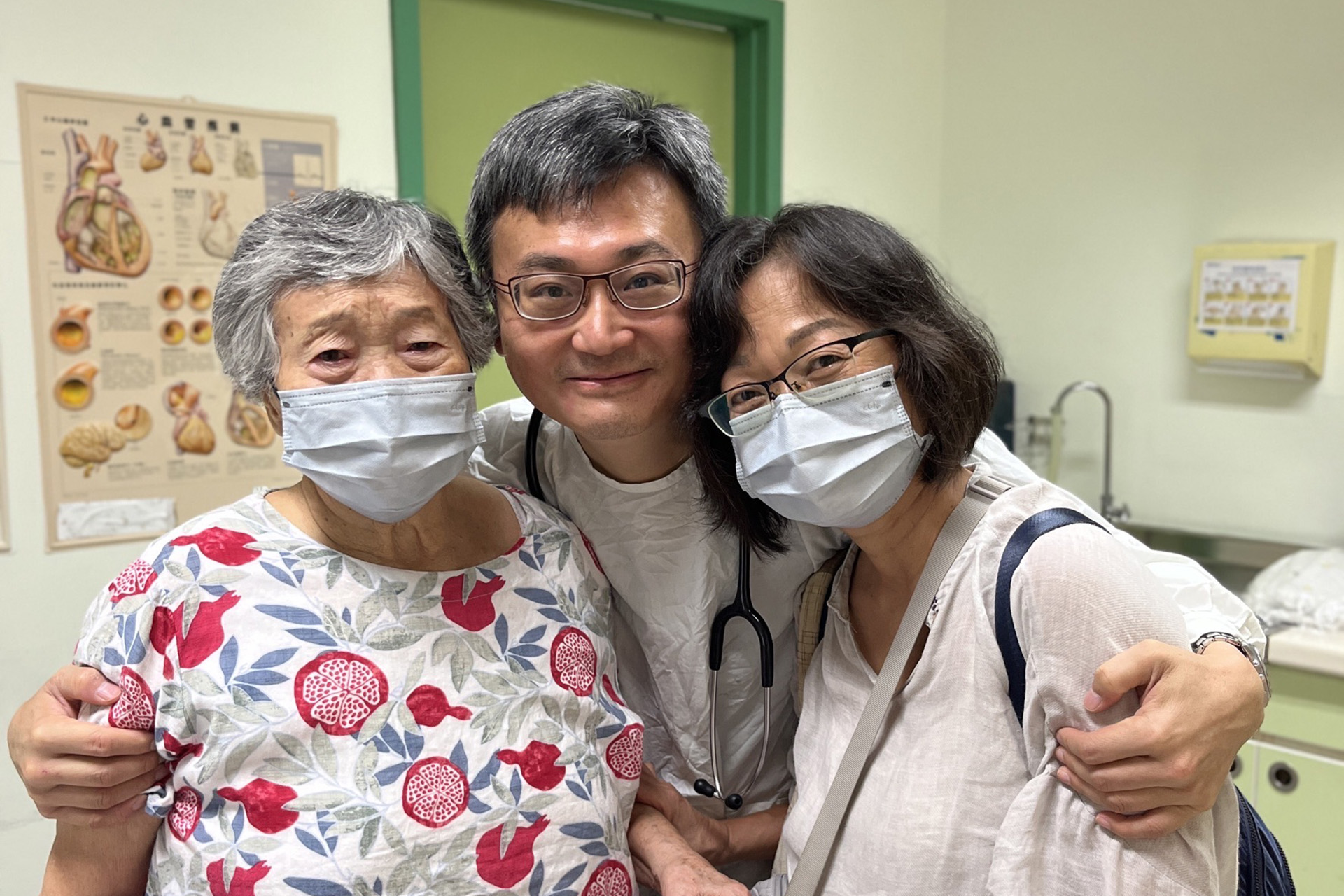 光復鄉90歲的老奶奶,房子已經被淹沒,奶奶被孩子接到北部前,特地到門診拿藥,一看到張懷仁醫師就開始哭。