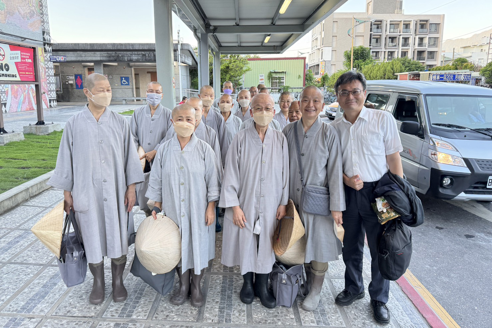 一早張懷仁醫師搭火車固定到玉里慈院門診,遇見花蓮車站滿滿的人潮,以及每天都到光復幫忙的靜思精舍師父。