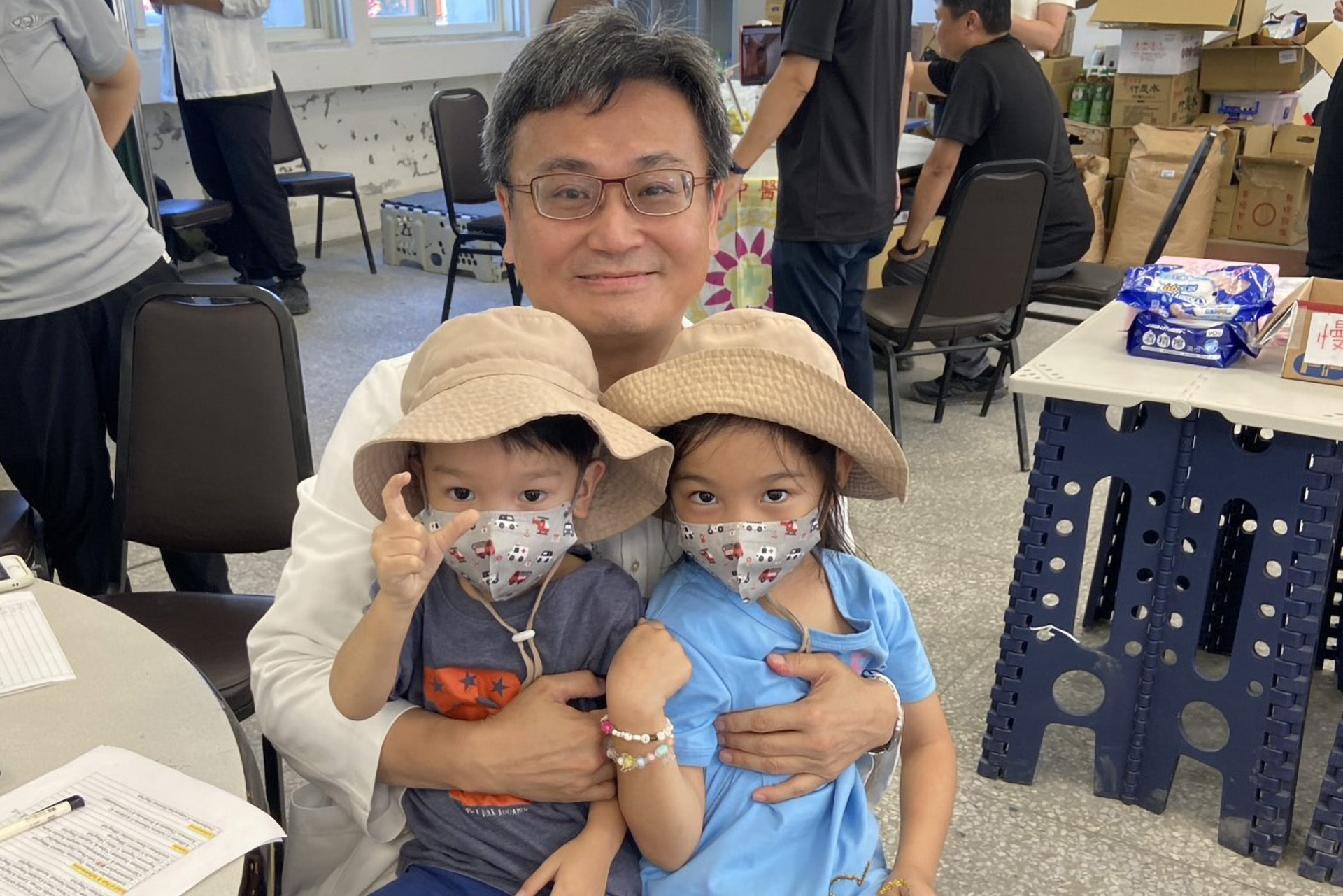 原本想當小兒科醫師的張懷仁,在義診站遇到兩位乖巧的小病人,重溫小兒科醫師的溫馨感受。
