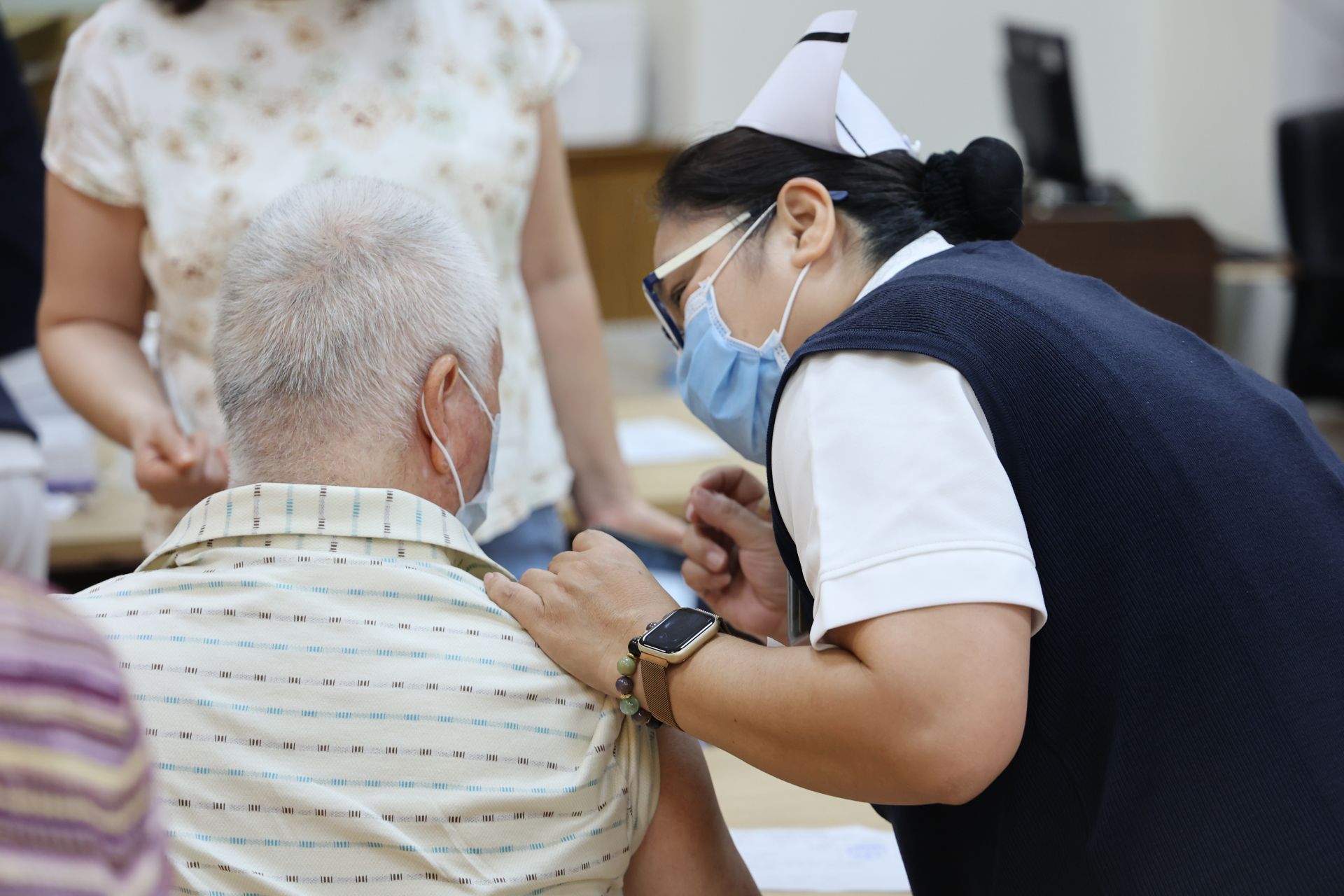 花蓮慈院協力一樓大廳湧入絡繹不絕的人潮。有腳步蹣跚、攙扶彼此的年邁夫妻,還有結伴同行的阿嬤們。