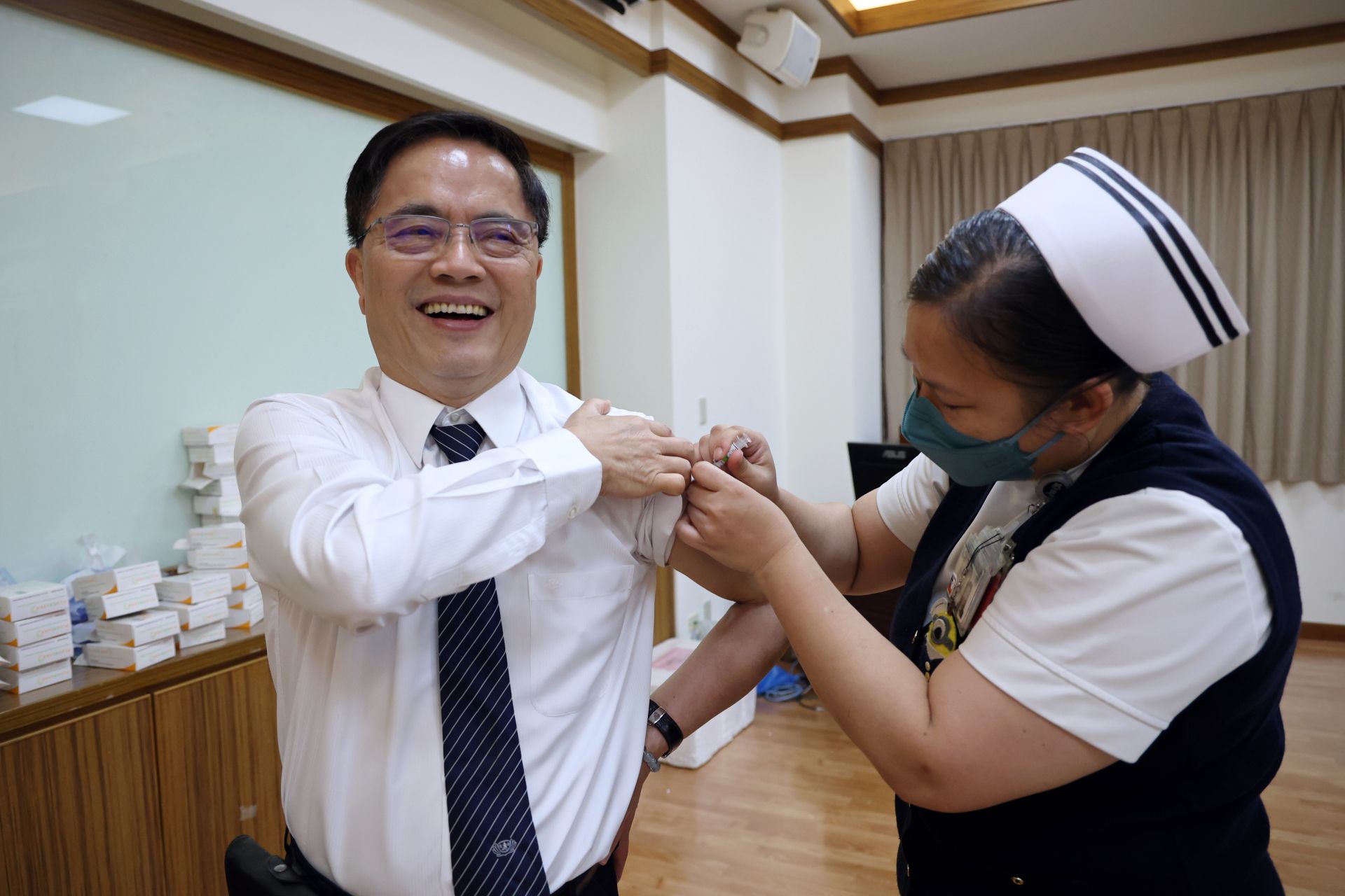 院長林欣榮以身作則率先完成接種,林院長說,接種疫苗可以保護自己,保護身旁的同仁與家人,有健康的身體也可以更好的守護所有人的健康。