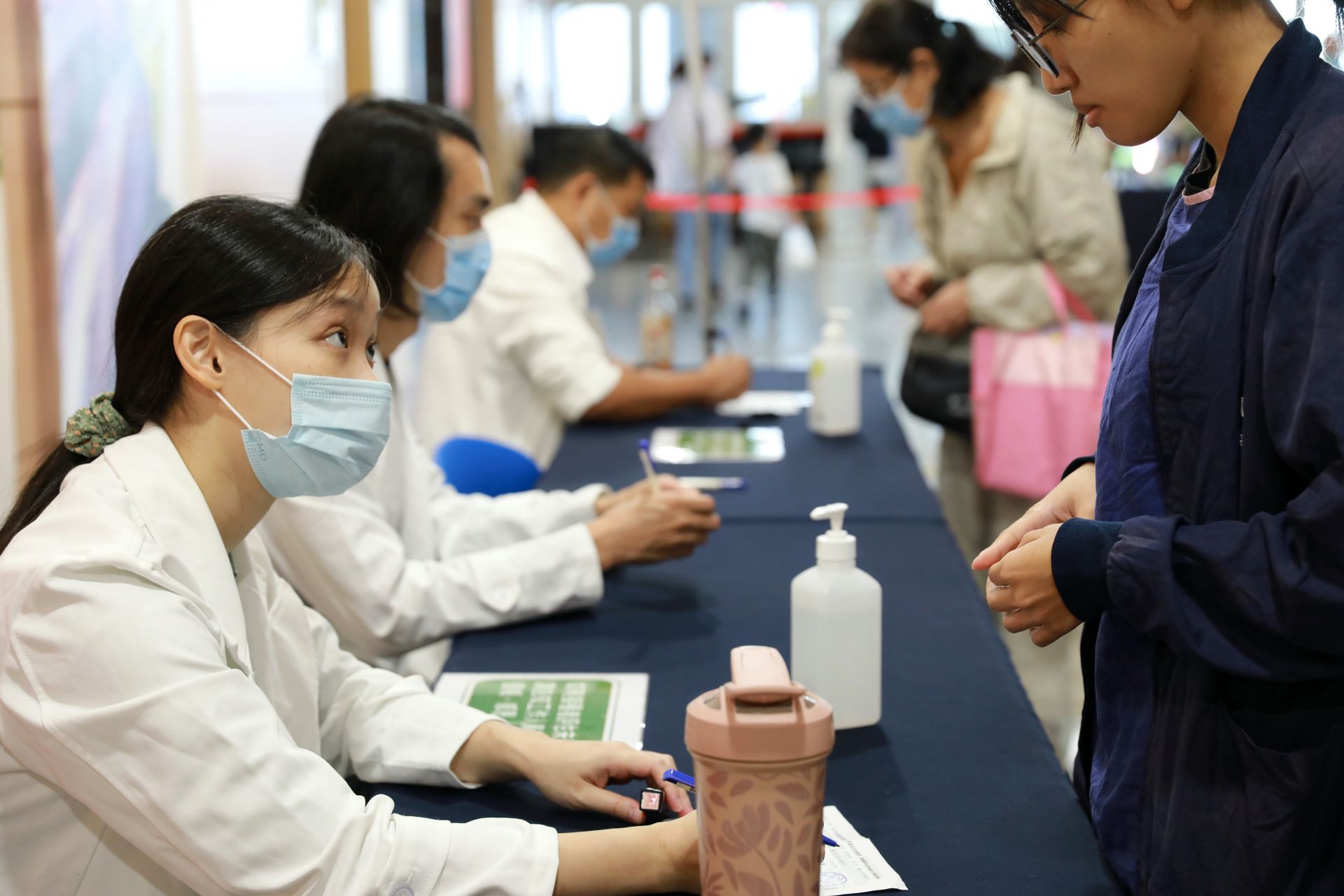 醫事室組員陳貞伶表示,這次集中接種承襲往年經驗並再度優化,目標是讓長者能快速完成施打、安心返家,同時降低現場群聚風險。