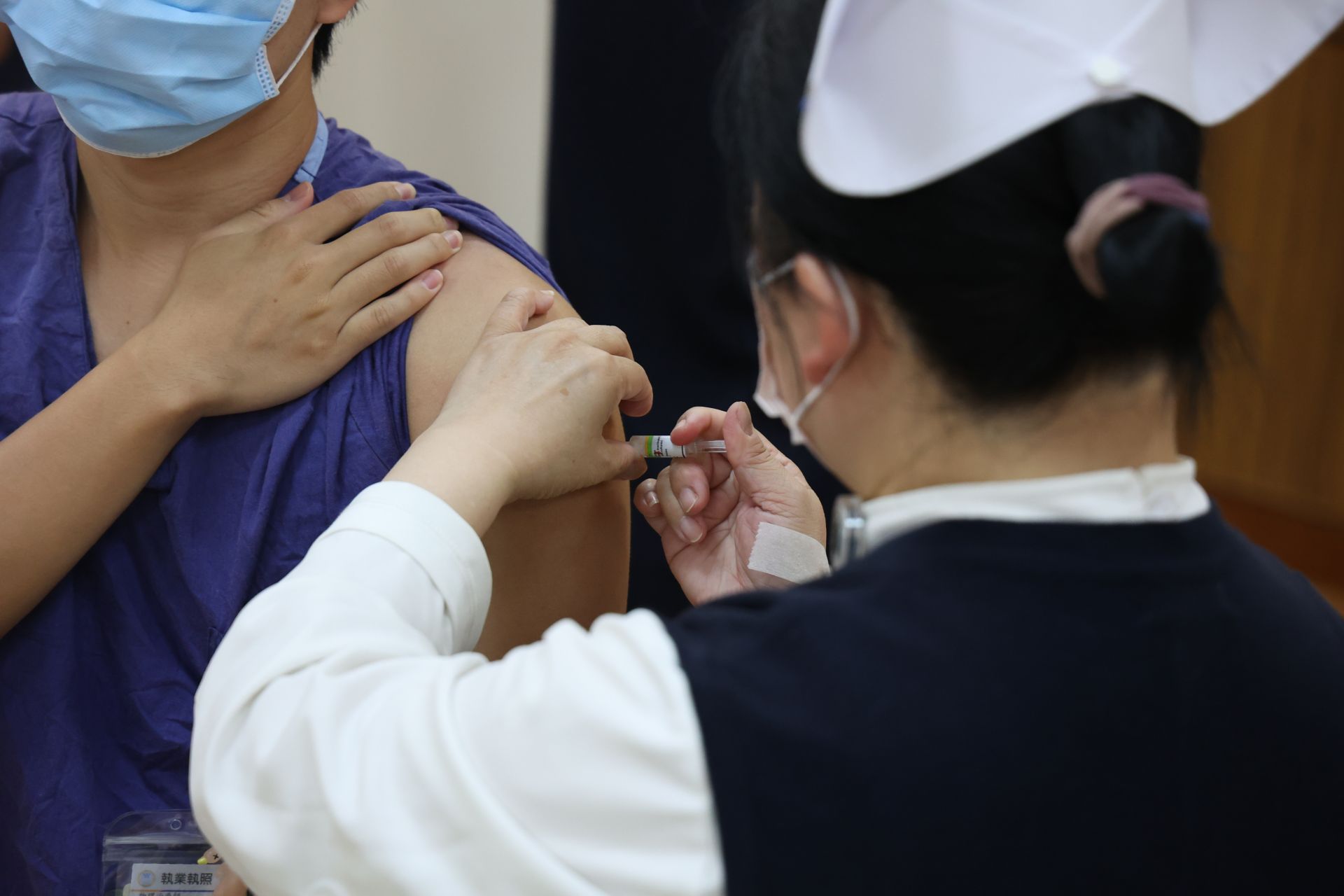 施打疫苗不僅是保障自身健康,更是對家人與病人負責;需要靠大家齊心接種,才能產生群體保護力,照顧更多需要幫助的人。