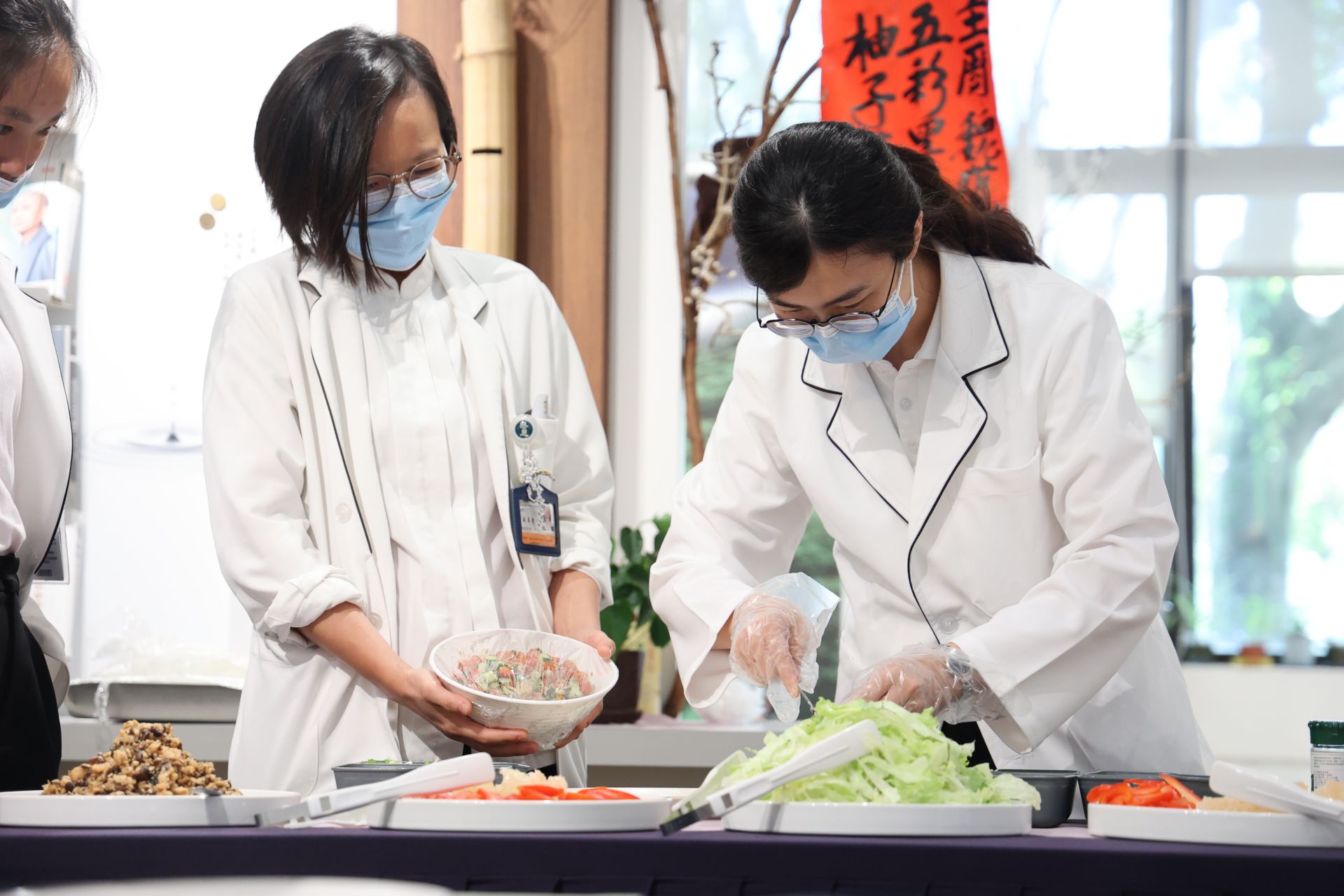 活動現場香氣四溢,許多同仁聞「香」而至,前來參與。