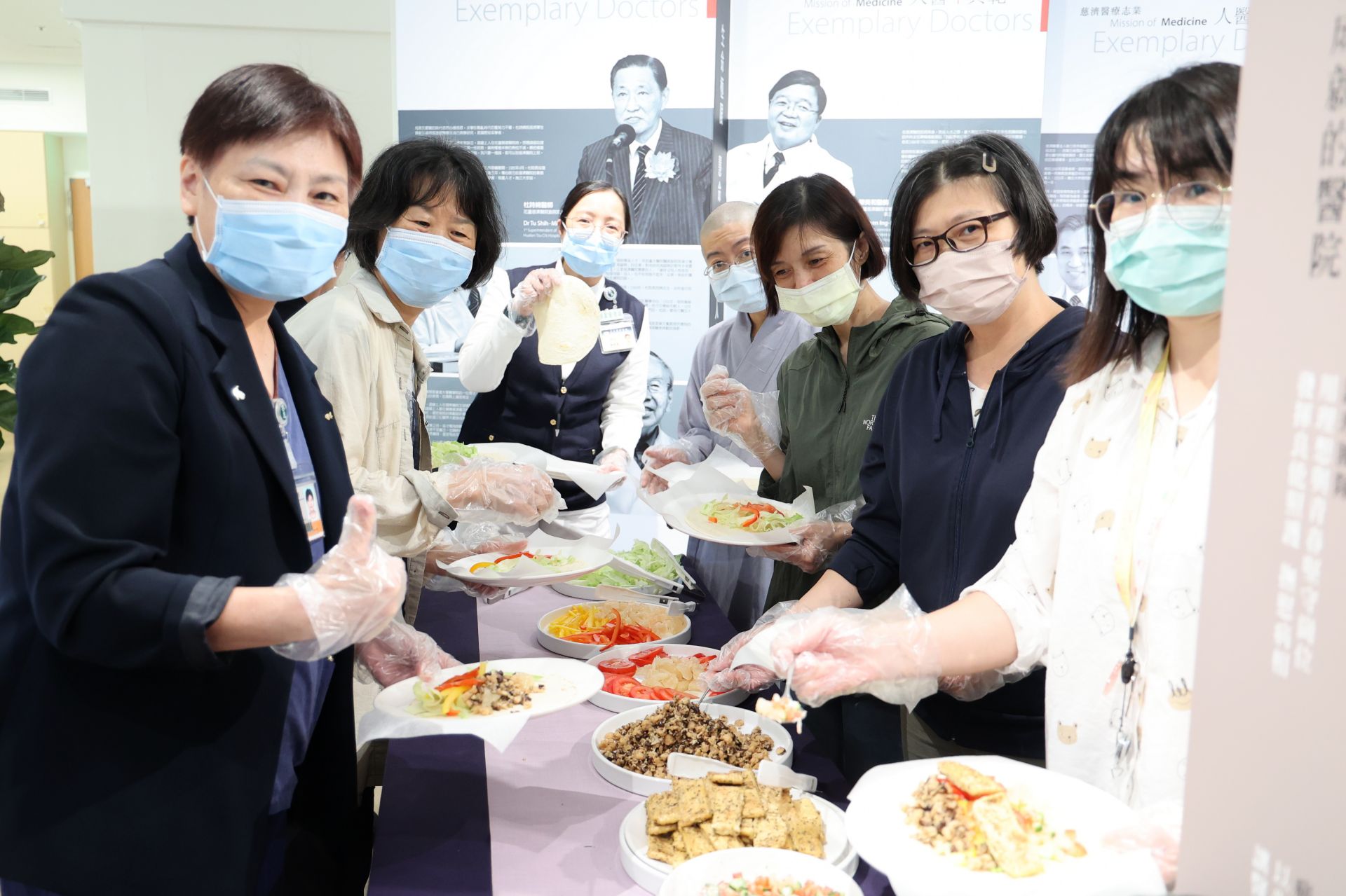 許多同仁在品嘗後讚不絕口,直呼「非常美味、內餡口感豐富」;甚至有人意猶未盡,特地將幾個捲餅打包回單位,與同事分享這份蔬食佳餚。