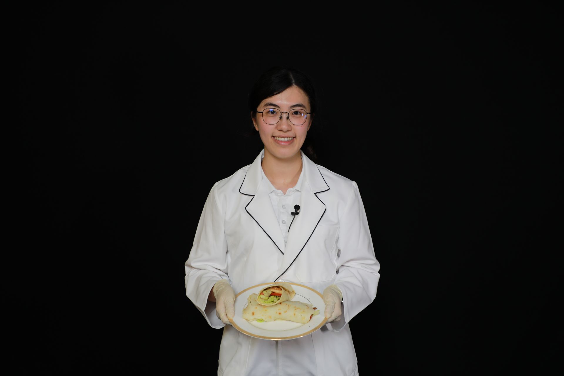 魏萌萱營養師親自示範創意料理「五彩墨西哥餅佐柚子莎莎醬」,讓大家在中秋團聚時刻能盡情享受美食,也可以吃得安心自在。