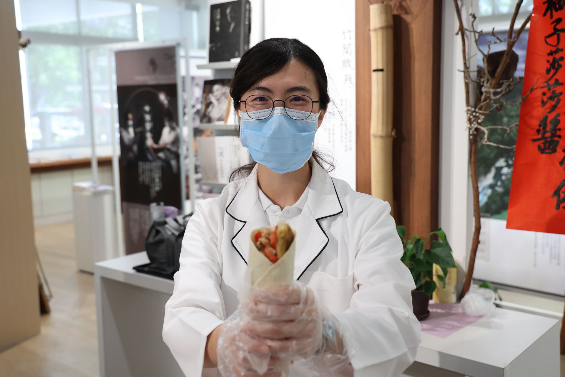 大家手拿一張餅皮,親手捲製屬於自己的蔬食料理,DIY互動氣氛熱絡,不僅增添了趣味,也讓同仁更貼近健康蔬食理念。