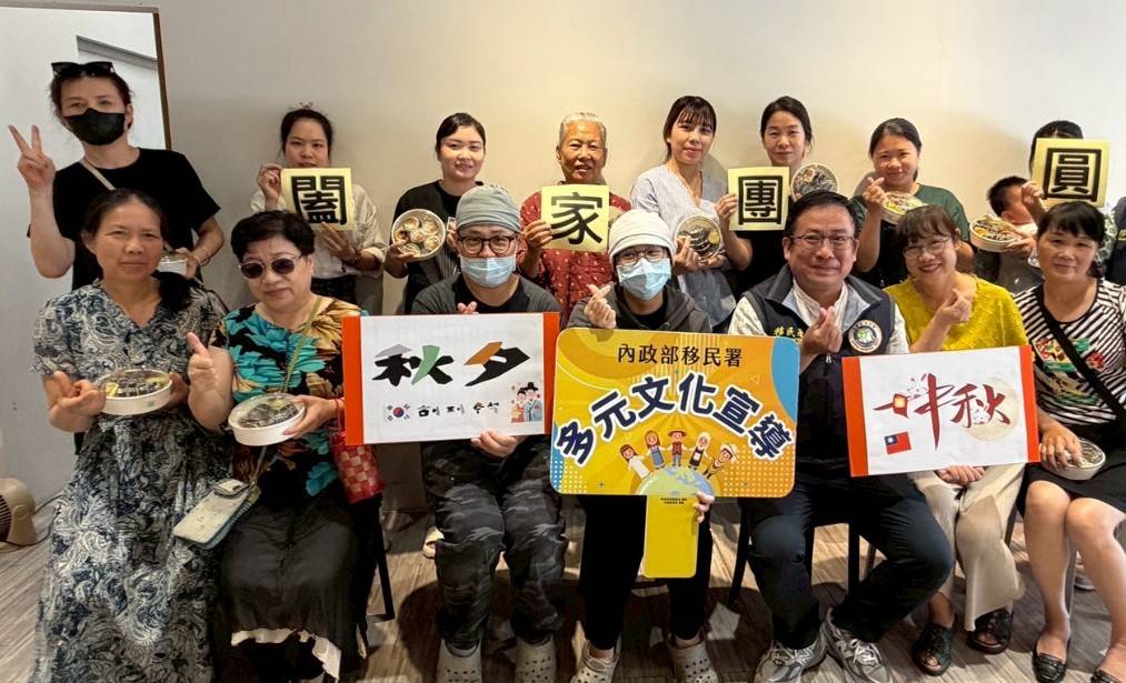 學員與講師權世基(第一排左三)全員開心大合影,並一起祝福大家佳節闔家團圓