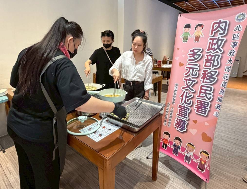 新住民朋友於講師指導下,扮演韓國媳婦,認真準備韓國秋夕日祭祀祖先的料理。