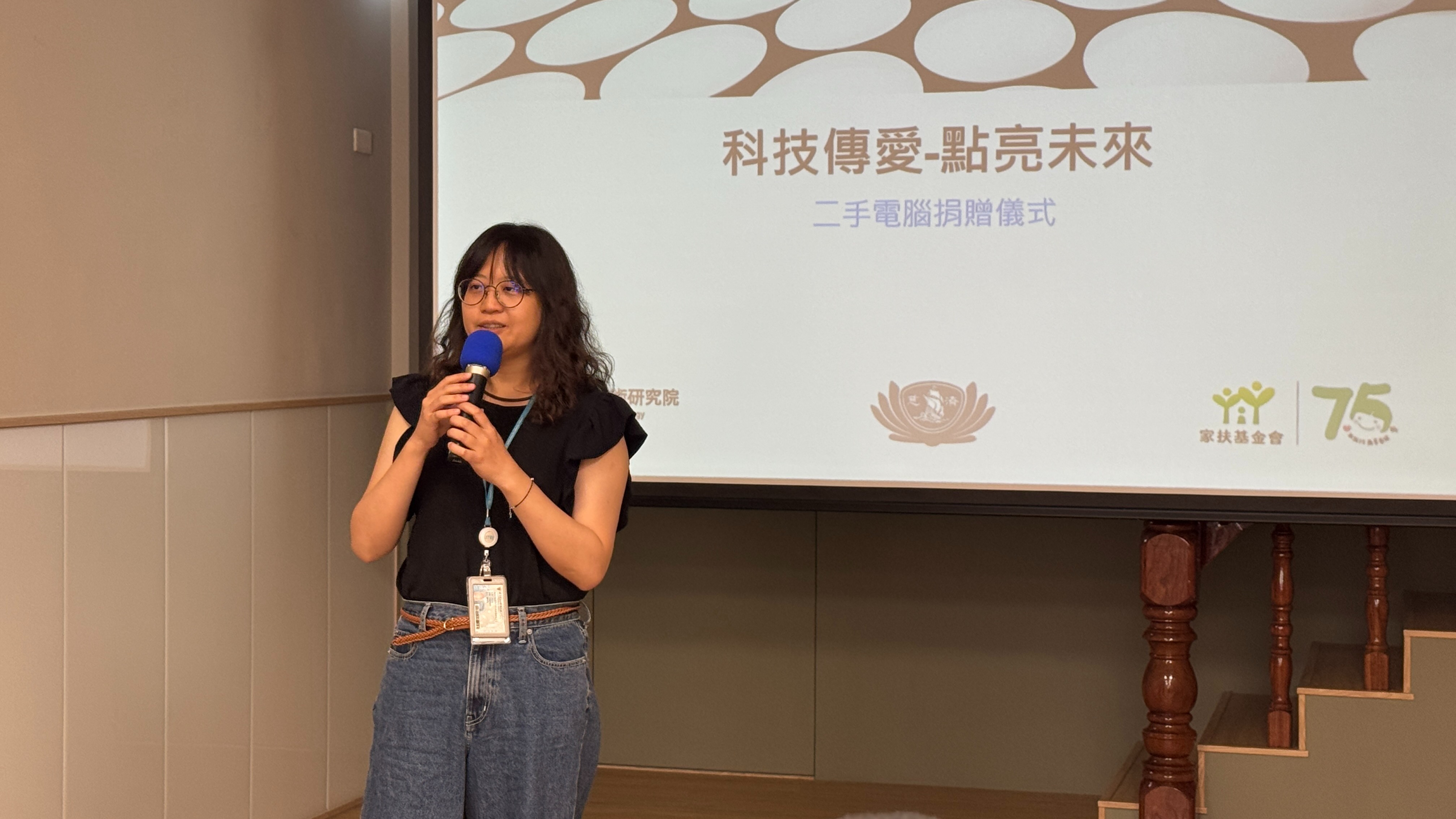 工研院社會公益委員會秘書顧文舒說明和慈濟合作進行再利用及性能提昇,嘉惠偏鄉孩童,正符合另一種永續利用的精神。