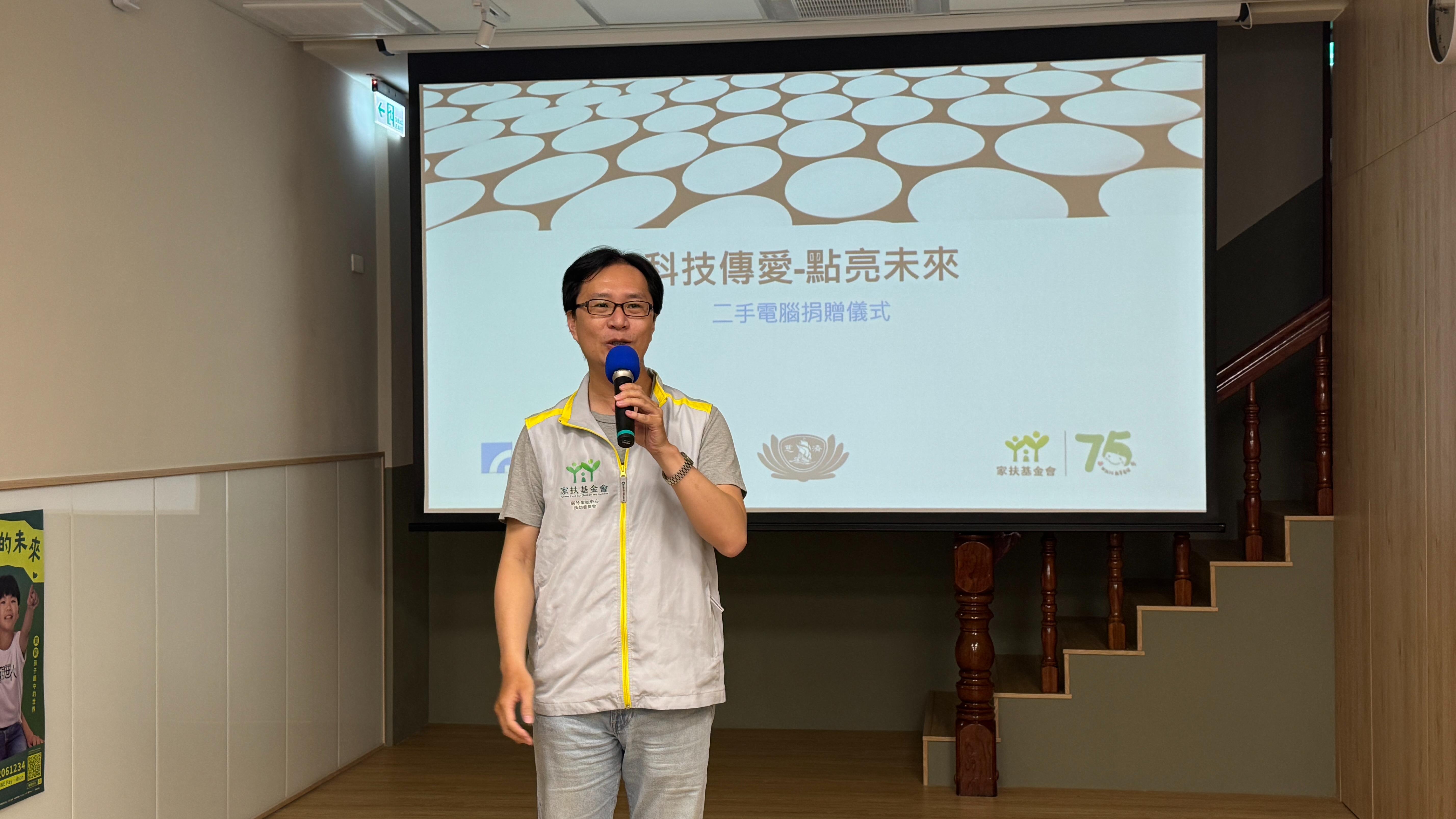 家扶諮詢委員林元偉看到這種延續物命的作法,感到非常高興,對慈濟志工把它們整理得這麼好,心中充滿感恩。