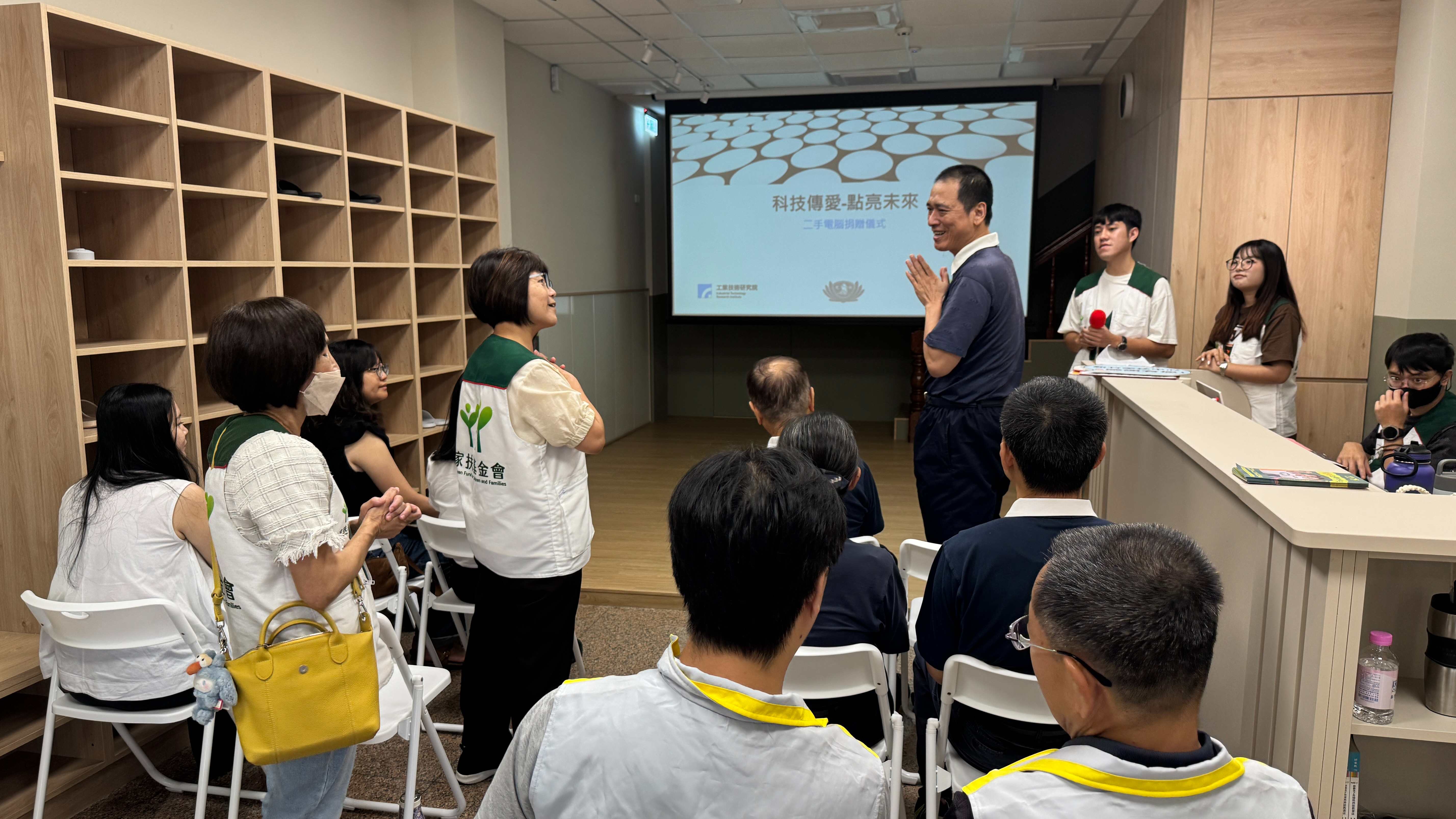 工研院汰換的電腦,經過慈濟志工巧手維修,再與多家企業共善,將家扶中心竹東服務處所需電腦全數交付。