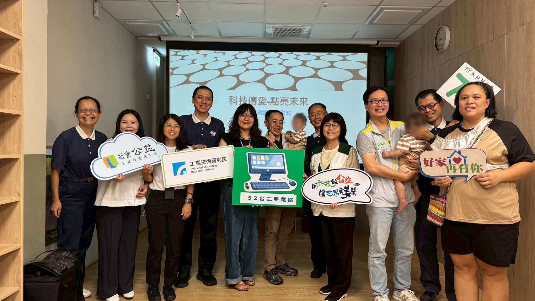 2025年9月8日先交付30臺視訊上課桌機,接著加速整修並經多次測試後,於10月2日再交付25臺。