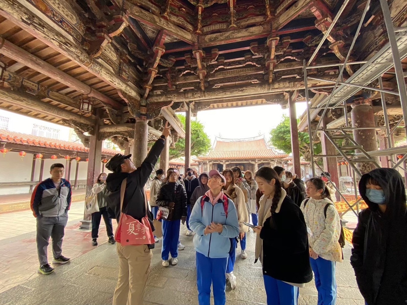 國立華南高商至鹿港龍山寺參訪,講解八卦藻井介紹。