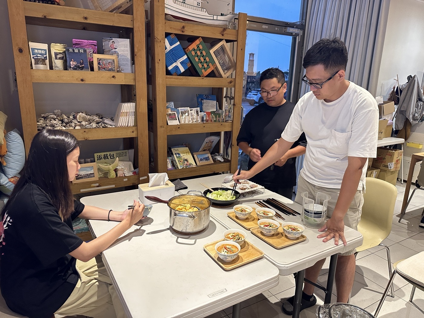 赴泰青年宋修宇在「大小港邊,熱帶漁林」的共享空間舉辦「泰國食魚文化」分享會。