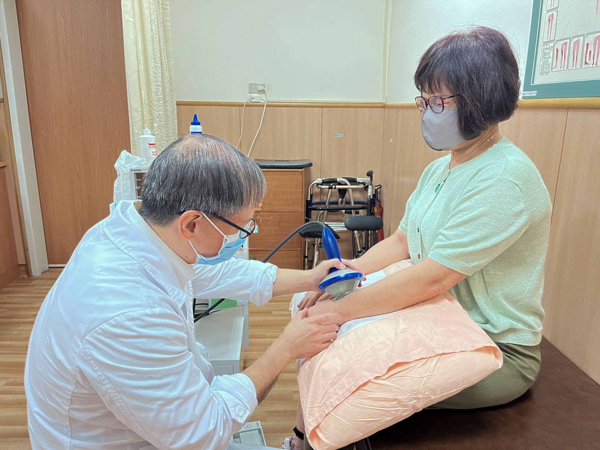 許女士固定回診做體外震波治療,改善手部疼痛。