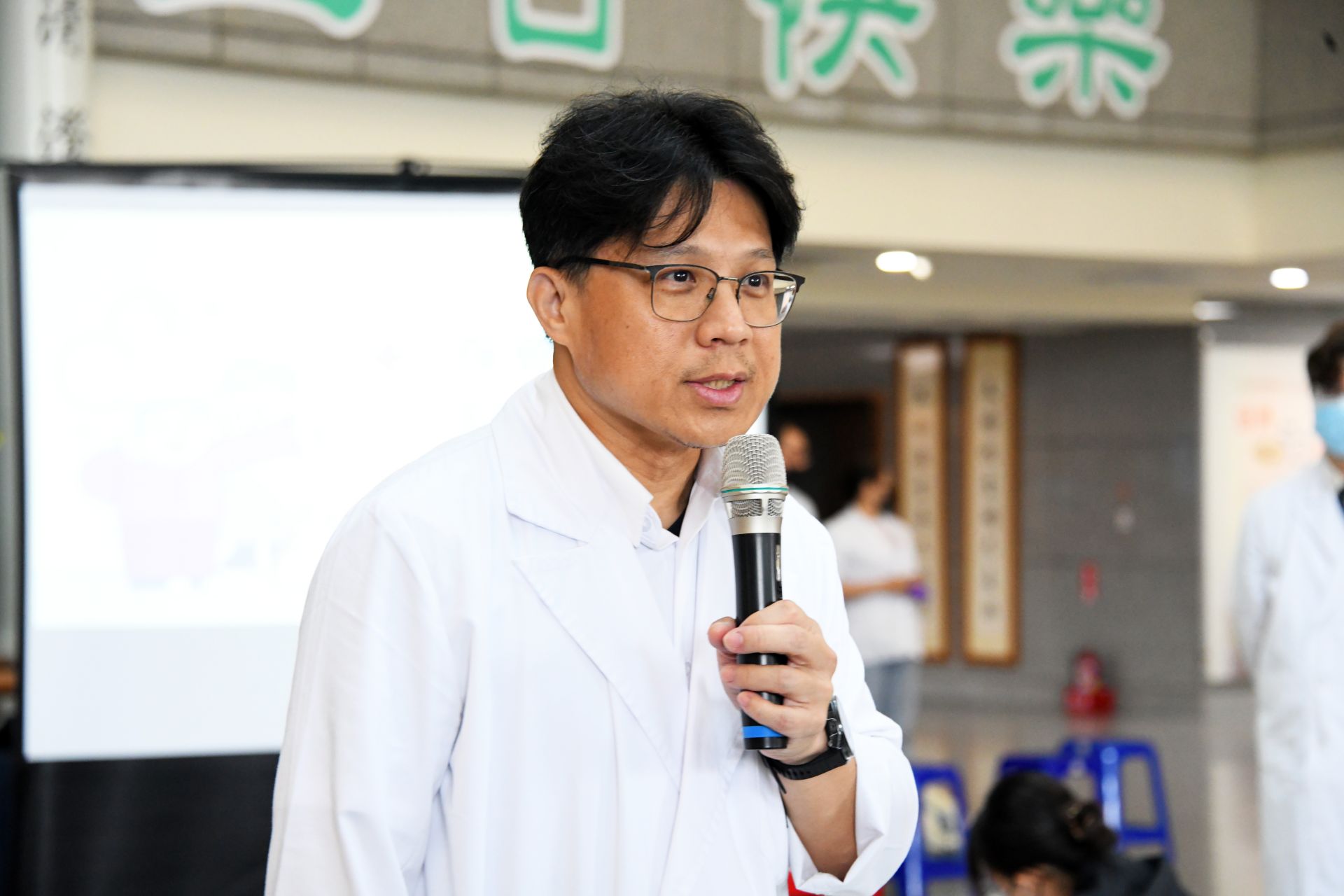 骨質疏鬆症防治中心主任謝明宏表示,呼籲要養成良好飲食與運動習慣。
