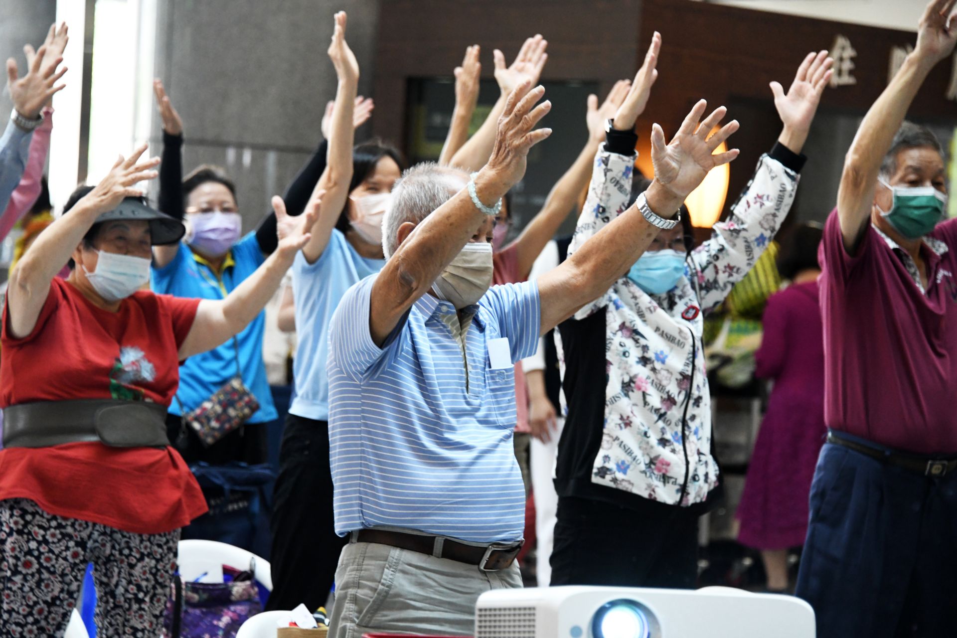 85歲的黃先生(前),參與肌力運動