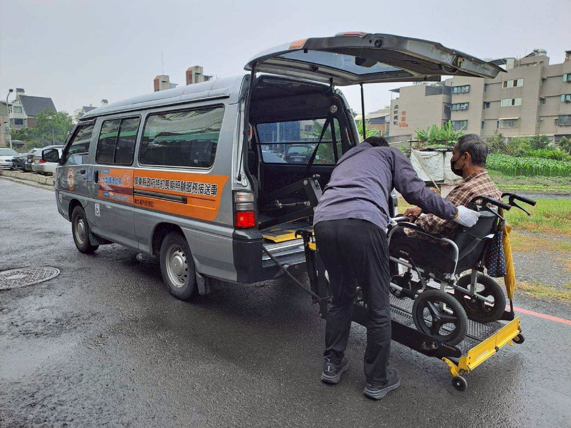 駕駛協助輪椅長者上車,展現長照交通的專業及貼心