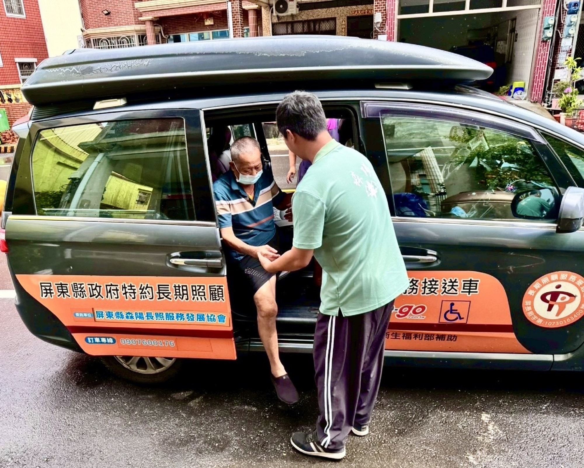 駕駛貼心扶助長輩上下車,提供細緻又溫暖的服務