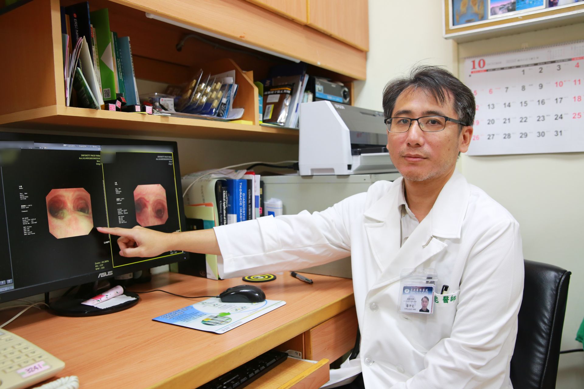 花蓮慈院胸腔內科醫師楊朝能與團隊緊急以支氣管鏡進行「清淤」,協助病人逐步恢復順暢呼吸。
