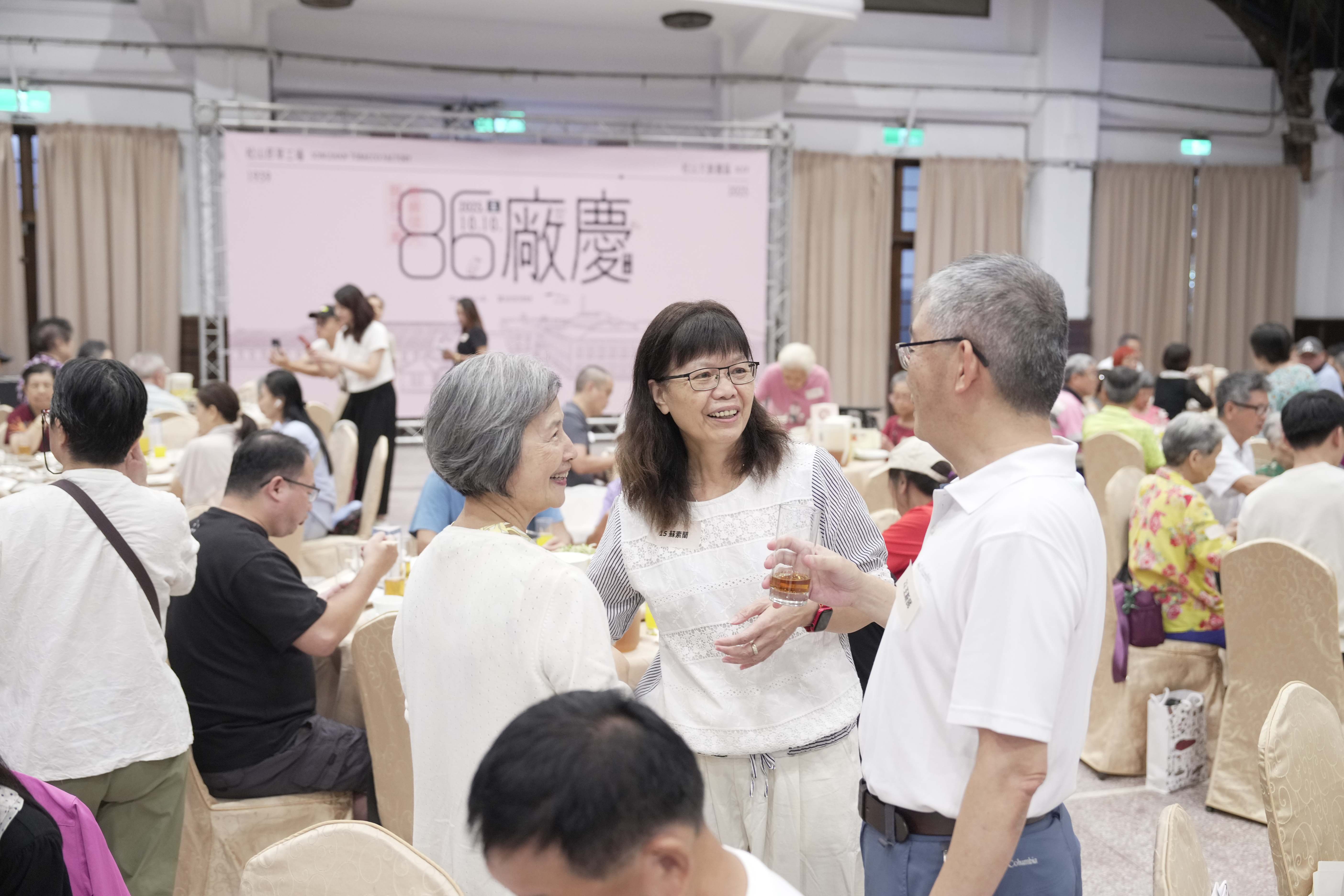 松菸老員工難得齊聚,開心話當年。