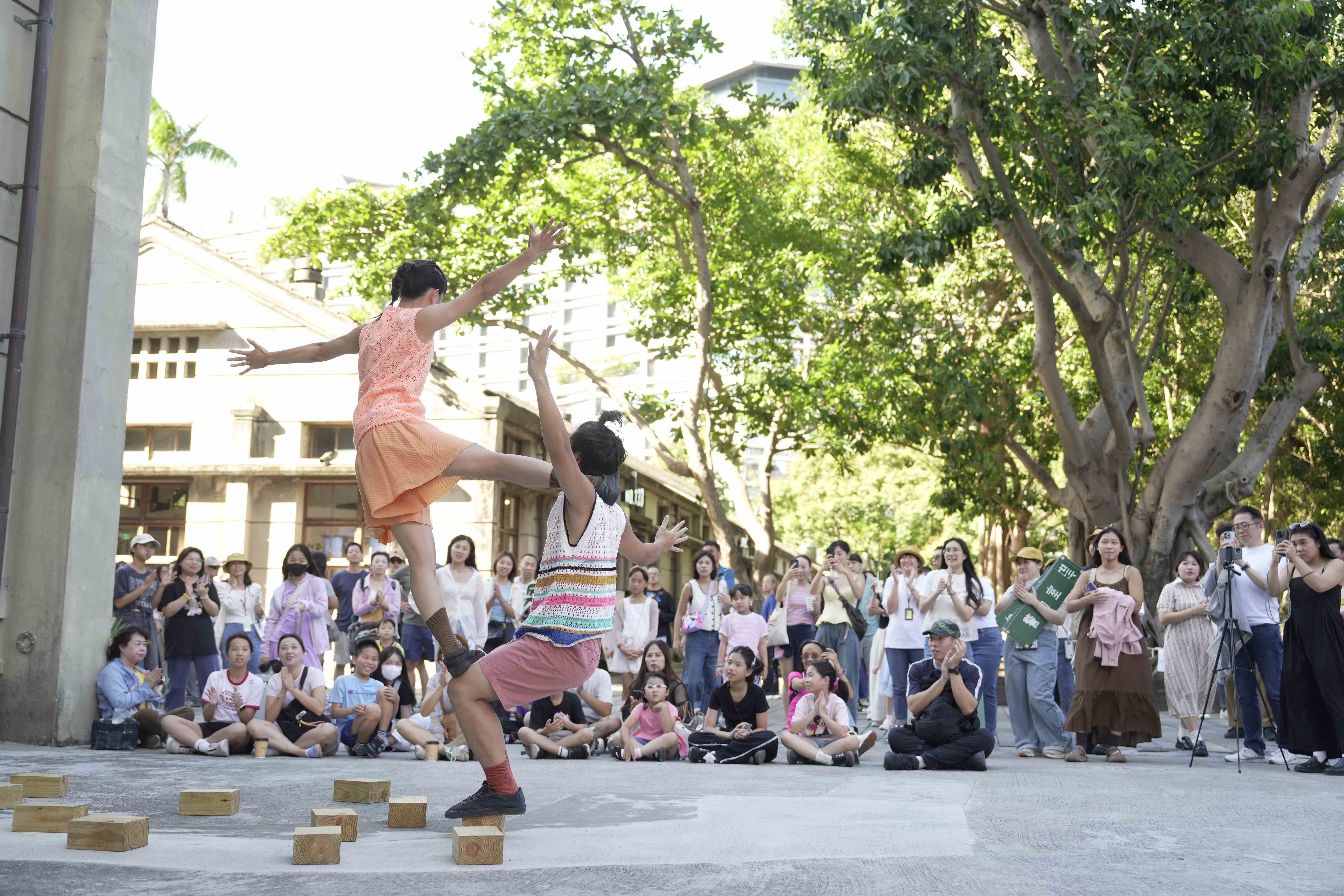 廠慶宴席結束後,邀請老員工至鍋爐房旁欣賞「九涉」遊走式展演。