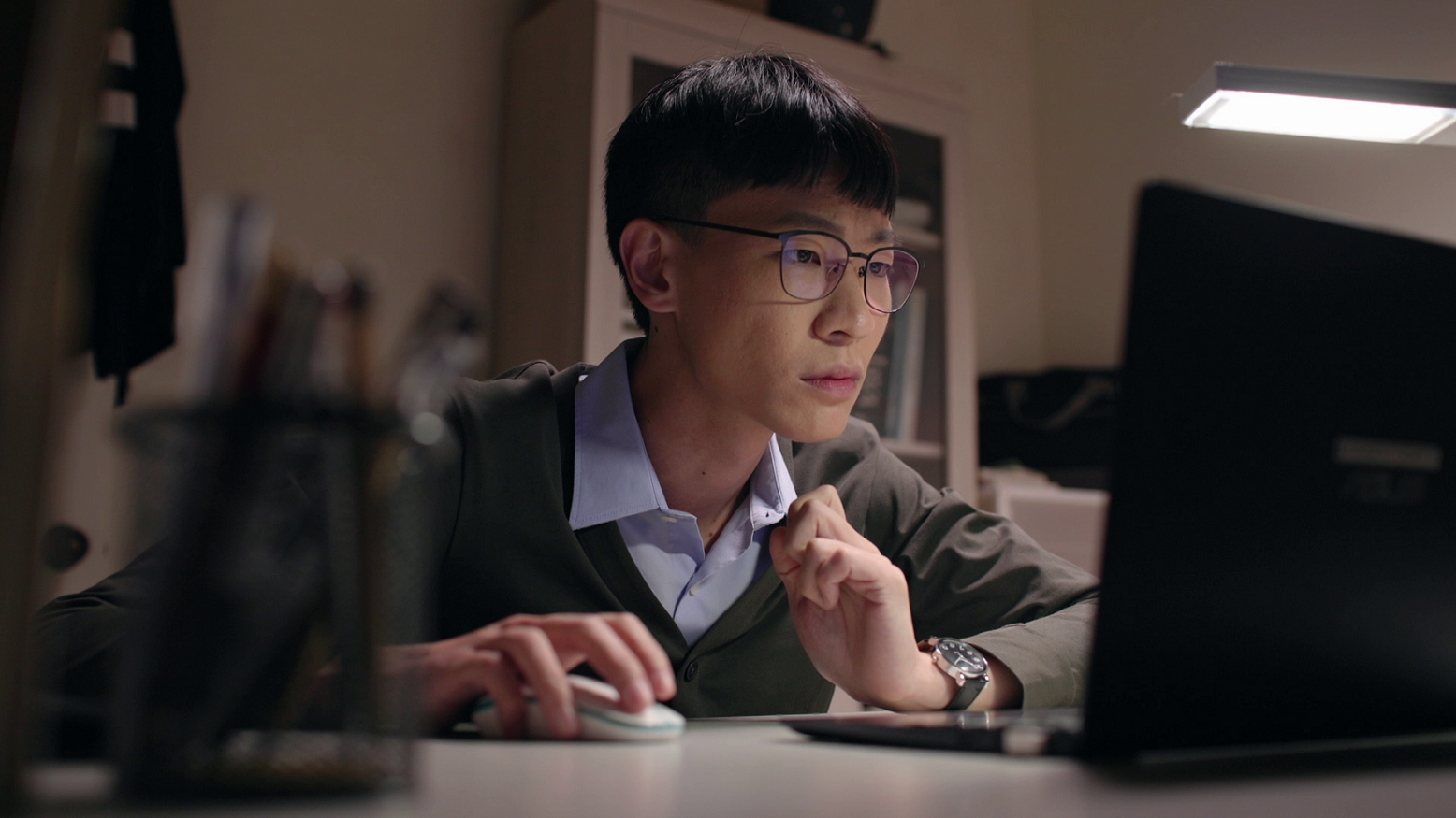 李國強飾演課輔班師資志工群之一,個性冷靜內向,典型的話少理工男。