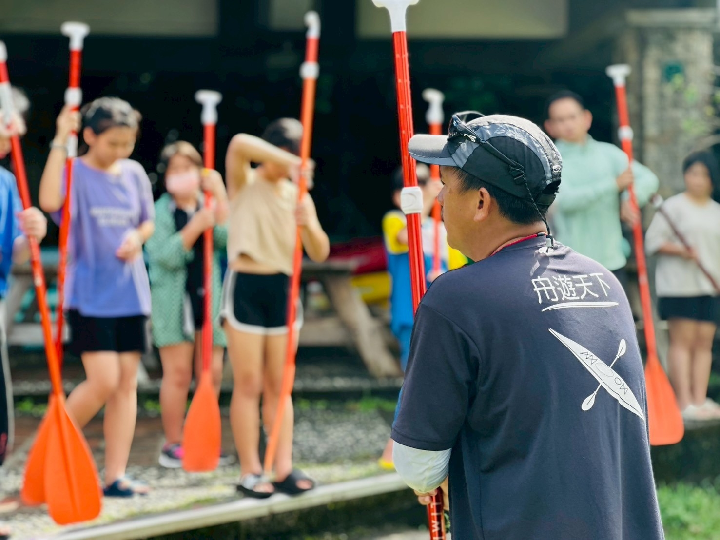 SUP活動開始前,教練帶領孩子們在岸邊認真練習划槳動作,為挑戰做足準備。