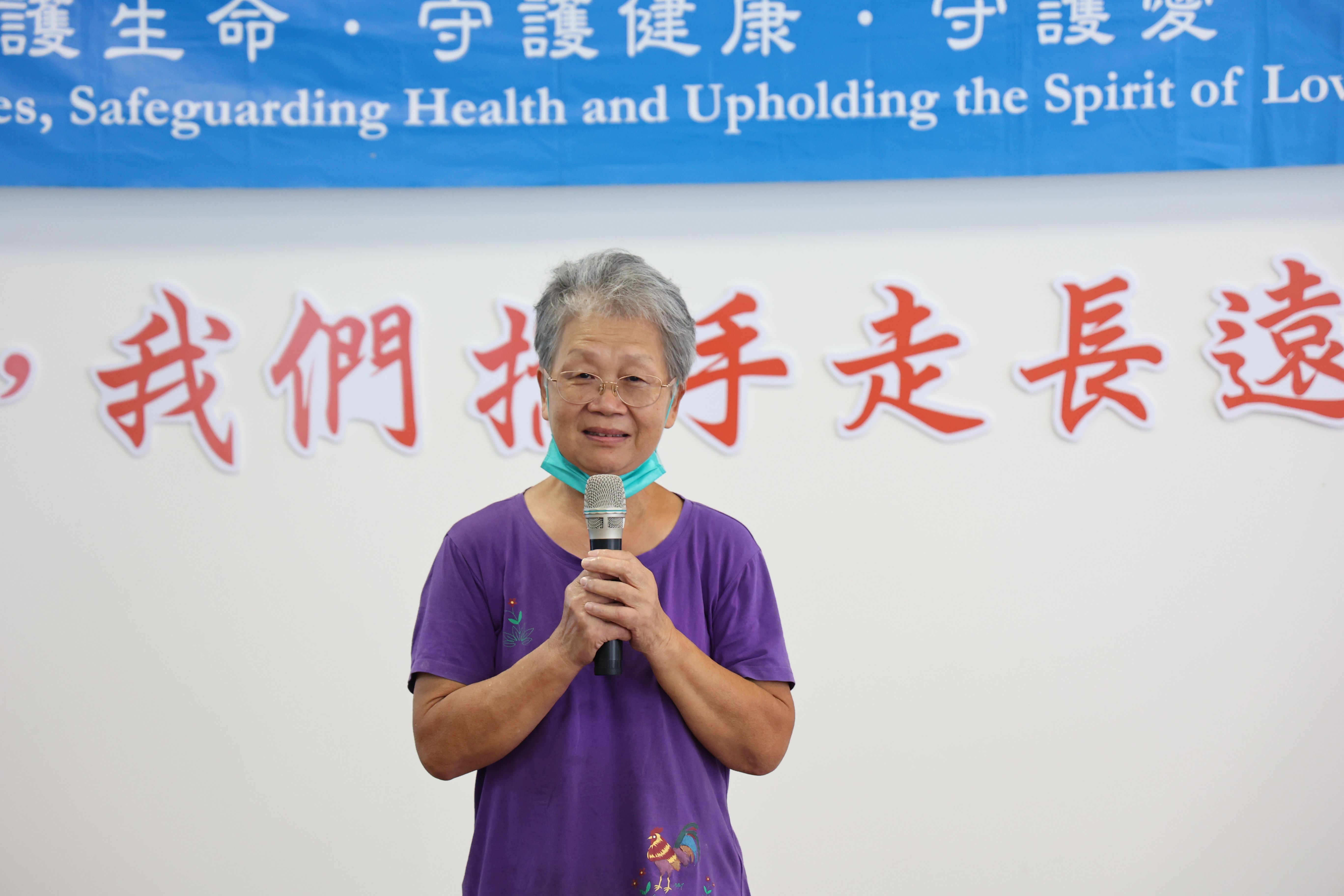 林翠蘭感恩醫療團隊幫她恢復家園,照顧她的身心,她沒有禮物可以送給大家,但會努力的康復好好生活,來回報給無私付出愛給她的眾人。
