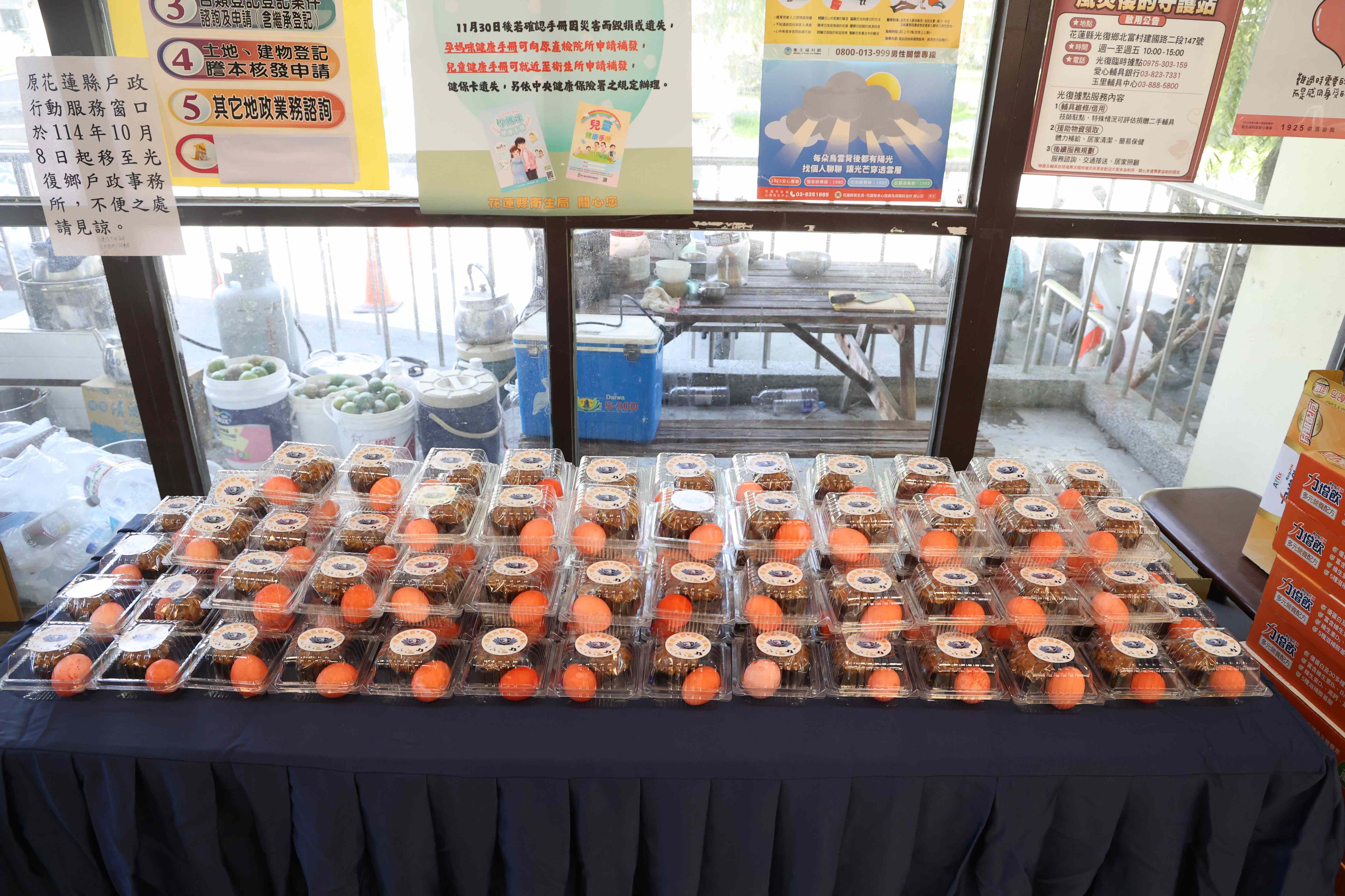 花蓮慈院致贈光復鄉親以及協力單位350份紅蛋和桂圓糕,象徵重生與福慧雙修的祝福。