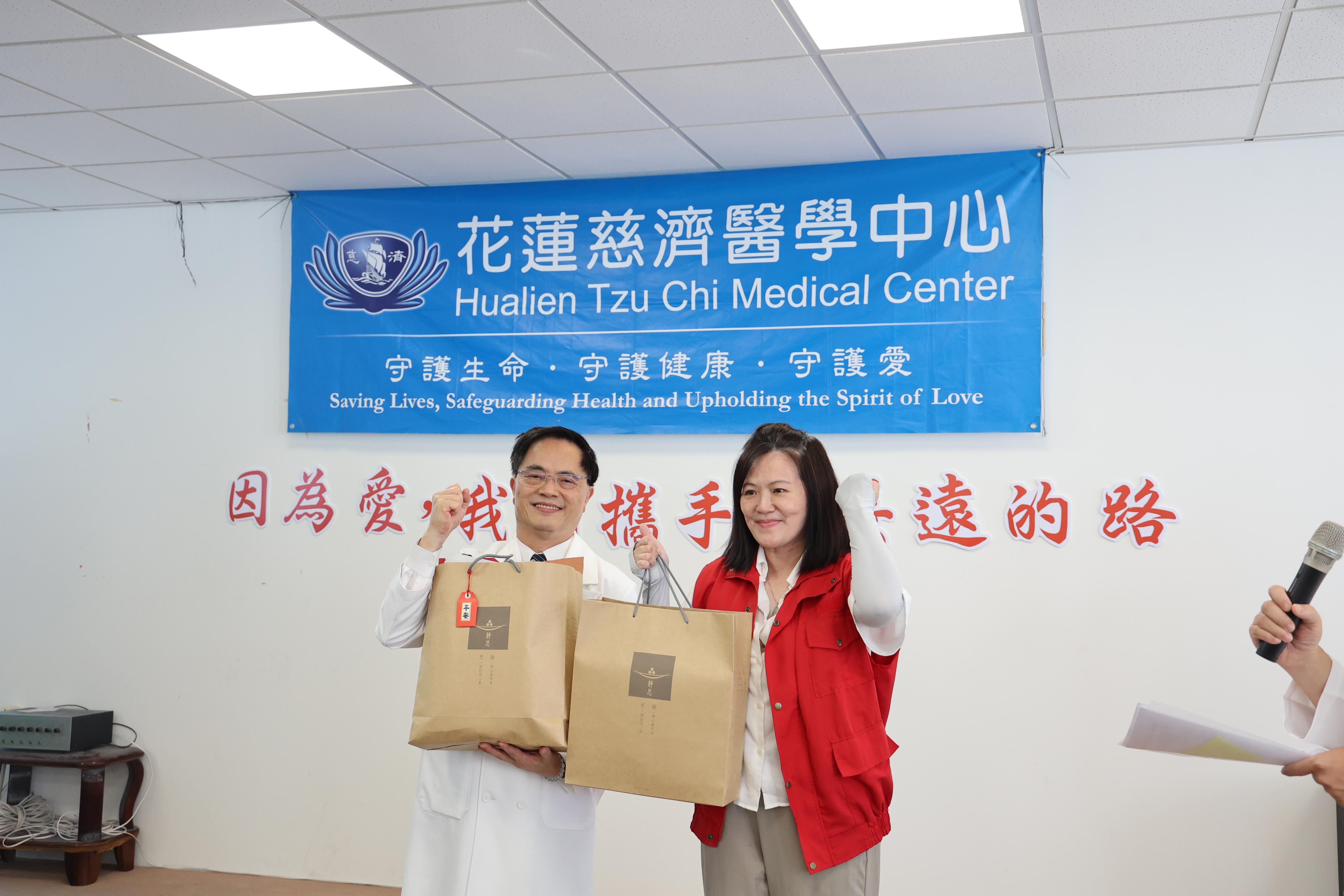衛福部主任秘書劉玉娟最敬佩的就是慈濟的專業與團隊精神所展現的成果,感受到不只醫病、醫心還有生活的照顧,衛福部能做的就是成為醫護人員的靠山。