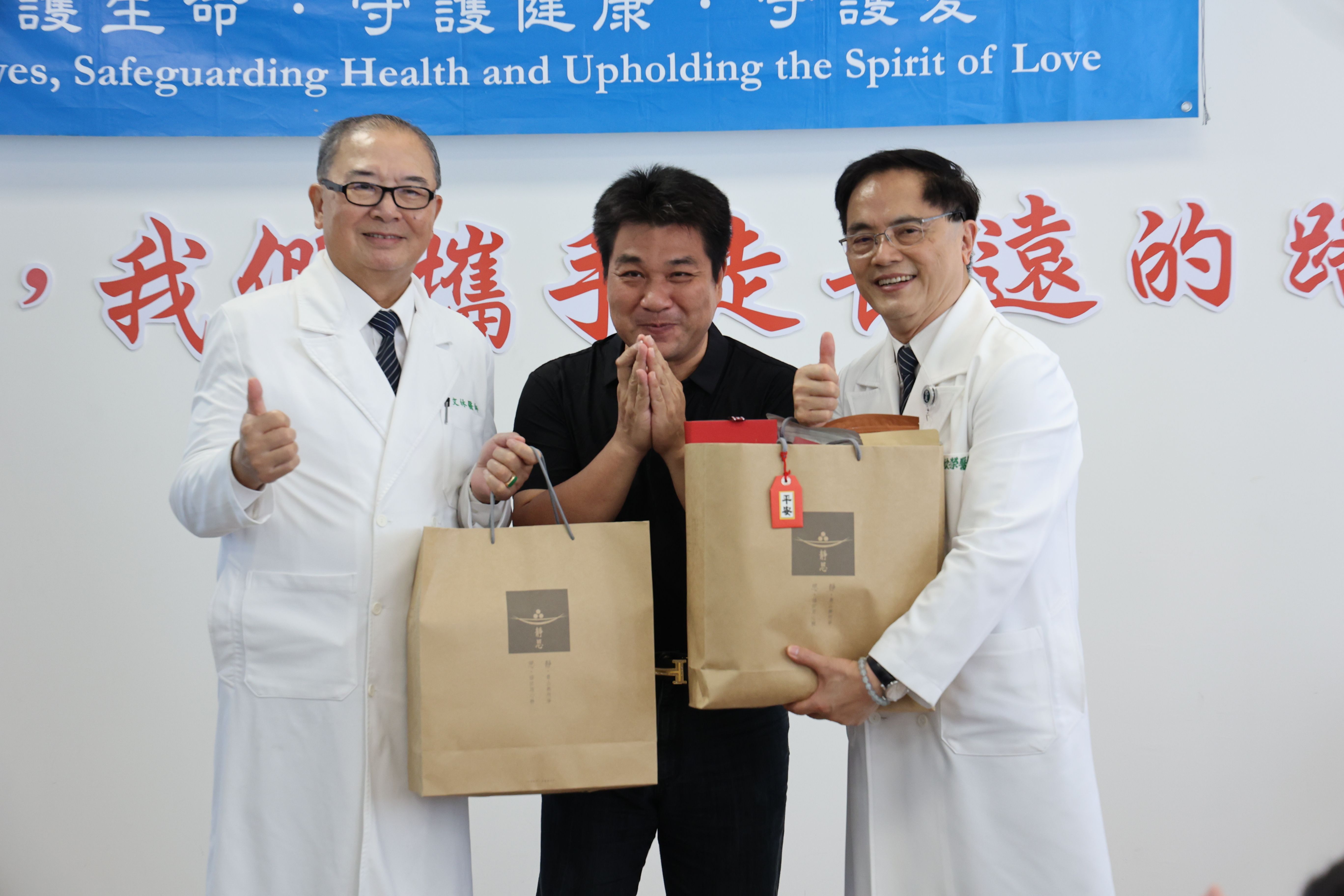 花蓮慈院林欣榮院長(右一)和許文林資深顧問(左一)感恩無償提供住家空間給花蓮慈院設置醫療站的光復鄉親許恒瑞先生,讓他強忍淚水頻頻感恩醫療團隊的無私付出。