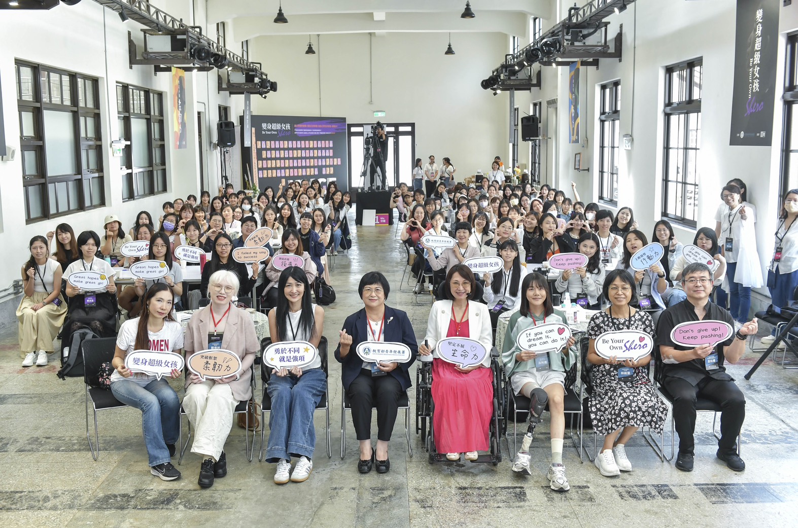 擔任上午場講師的基隆市社會處處長楊玉欣(右4)、國立清華大學同學沈利倩(右3)及青年署青諮委員鄭佩純(左2),與青年發展署署長陳雪玉(左4)、女培營學員合影。