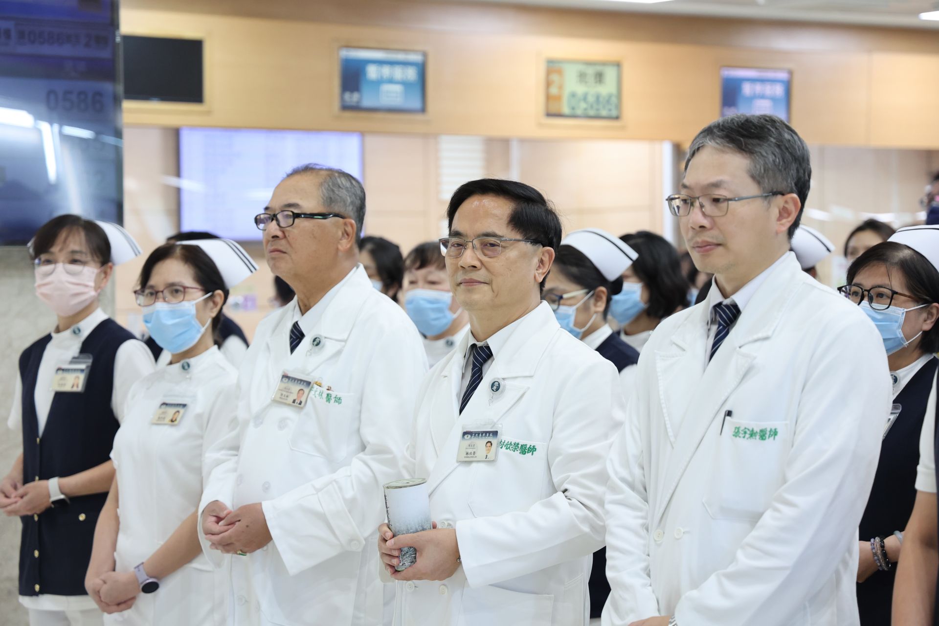在10月13日這天,林欣榮院長(右二)、張宇勳副院長(右一)及許文林資深顧問(右三)以1013一人一善的巧合因緣,邀請眾人響應募心募愛,