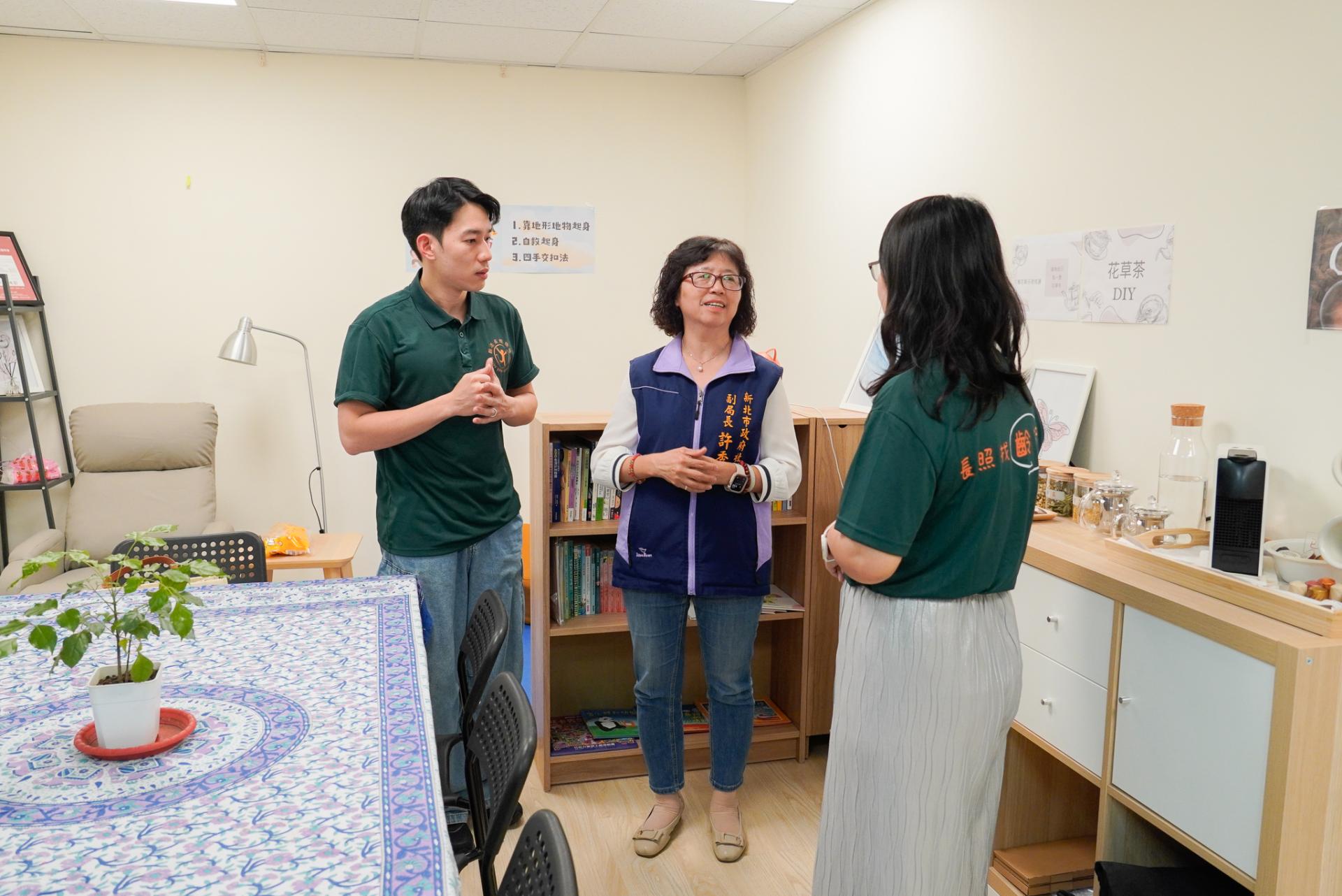 大心樂齡活健康促進協會執行長彭紹宇(左)介紹據點打造客廳般的療癒空間,讓家庭照顧者放鬆身心