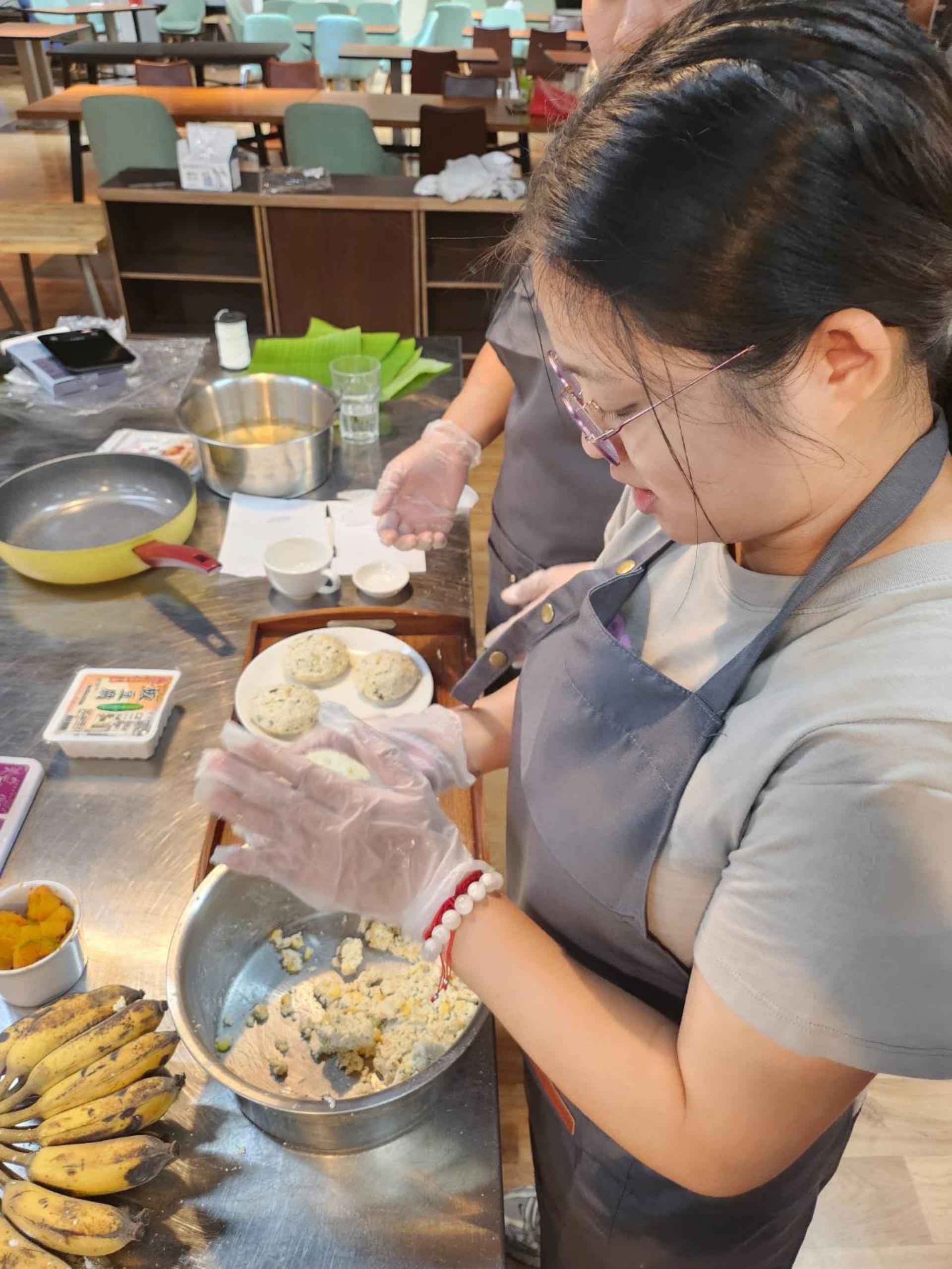 同學認真揉製豆腐漢堡排