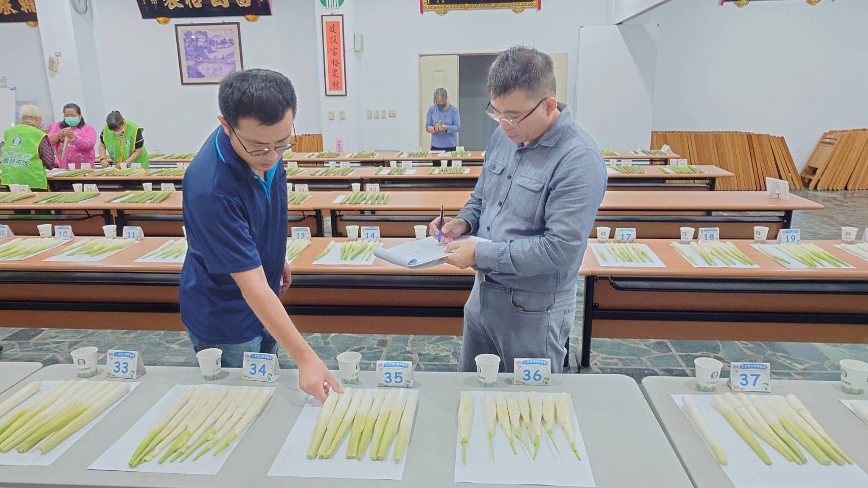 10月22日舉辦茭白筍評鑑會,邀請專家學者進行評比。