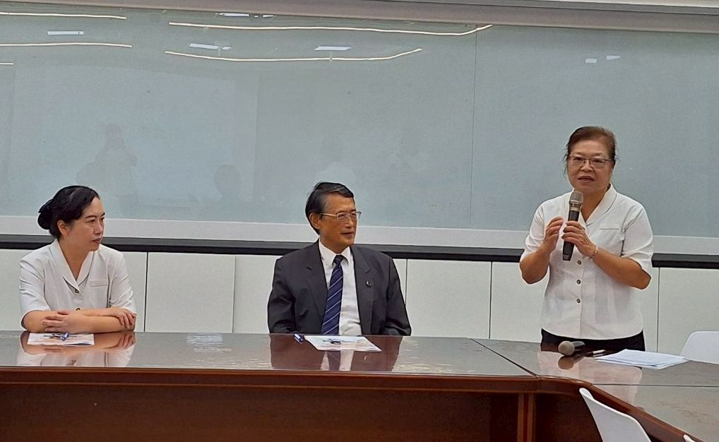 李校長肯定慈中與東華大學,將花東地區數學人才培育的棒子,一棒接一棒。