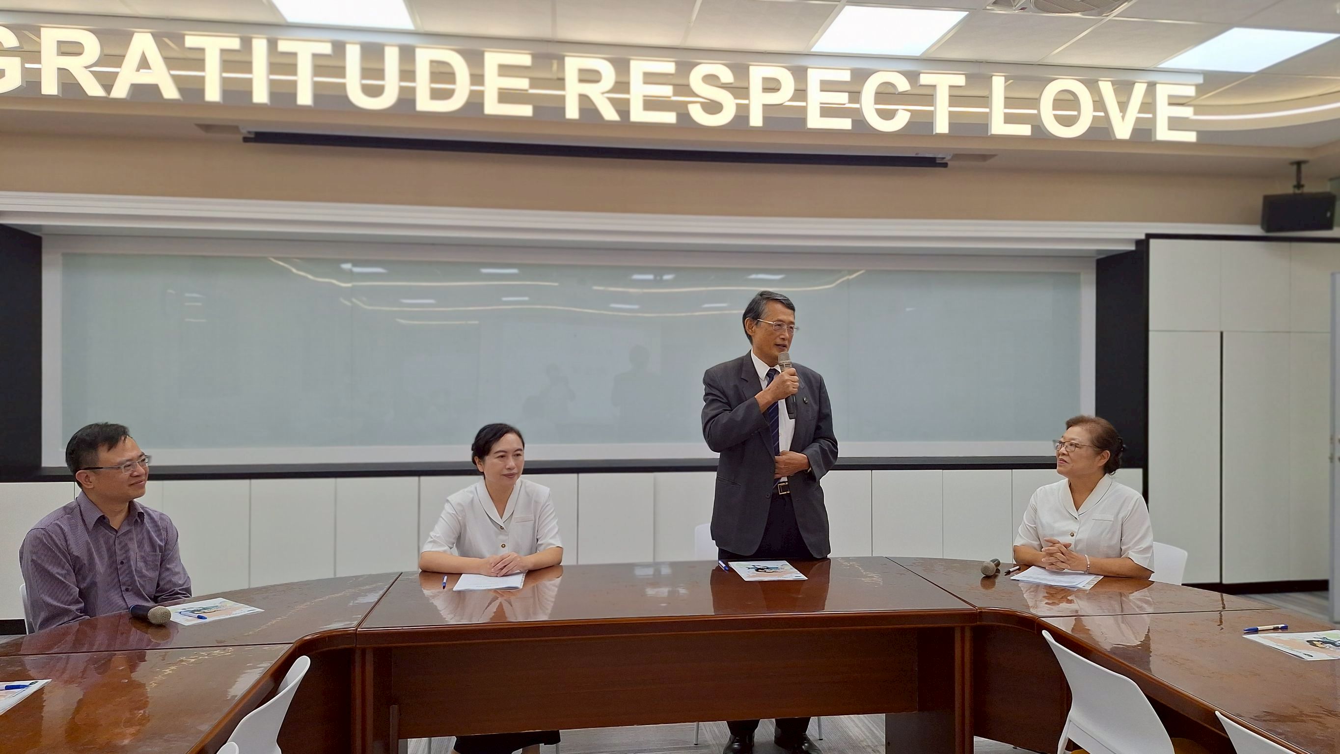 謝社長感恩慈中與東華大學相挺,讓更生盃數學競賽能持續辦理。